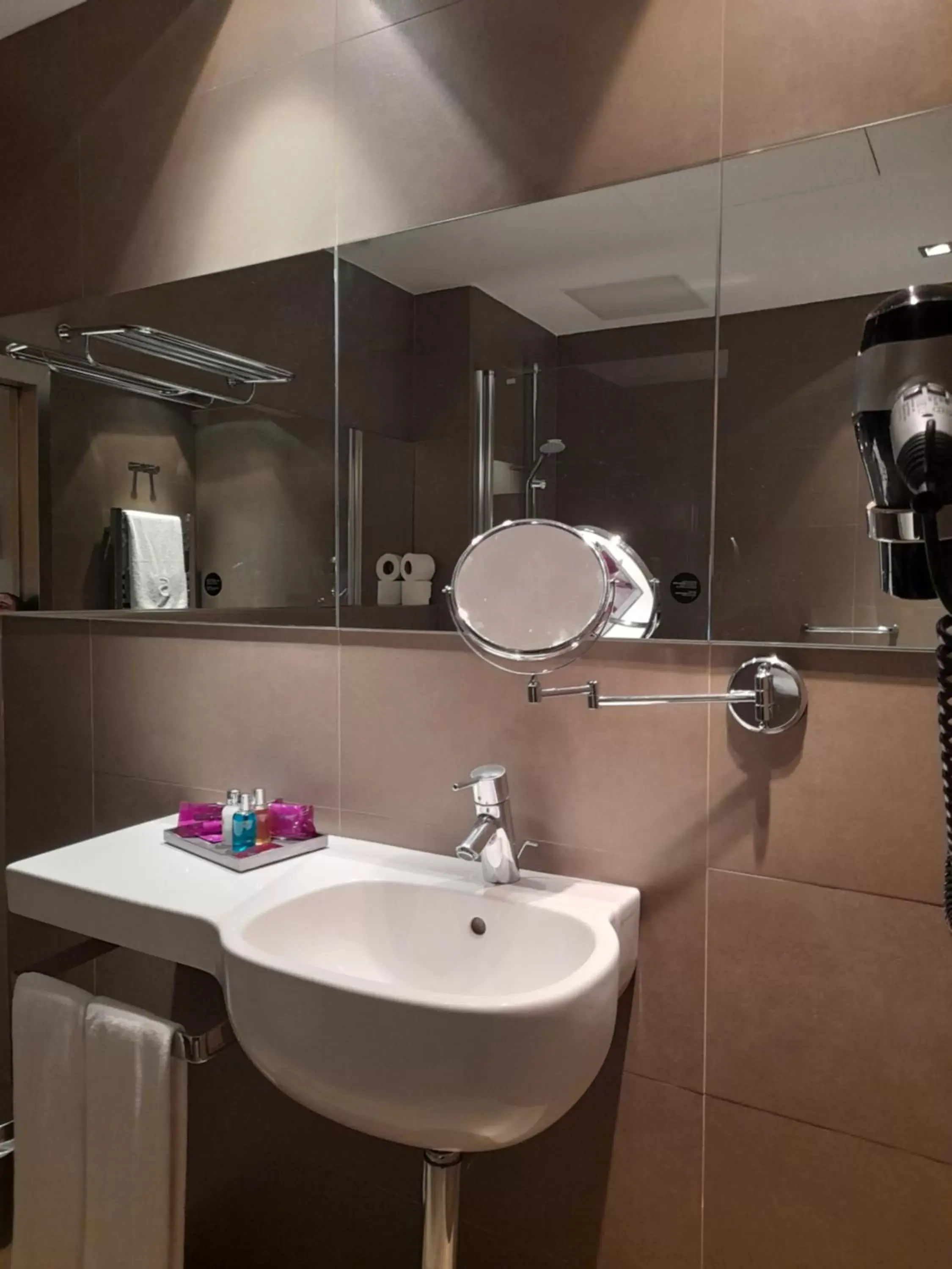 Bathroom in Madrid - Retiro, an IHG Hotel