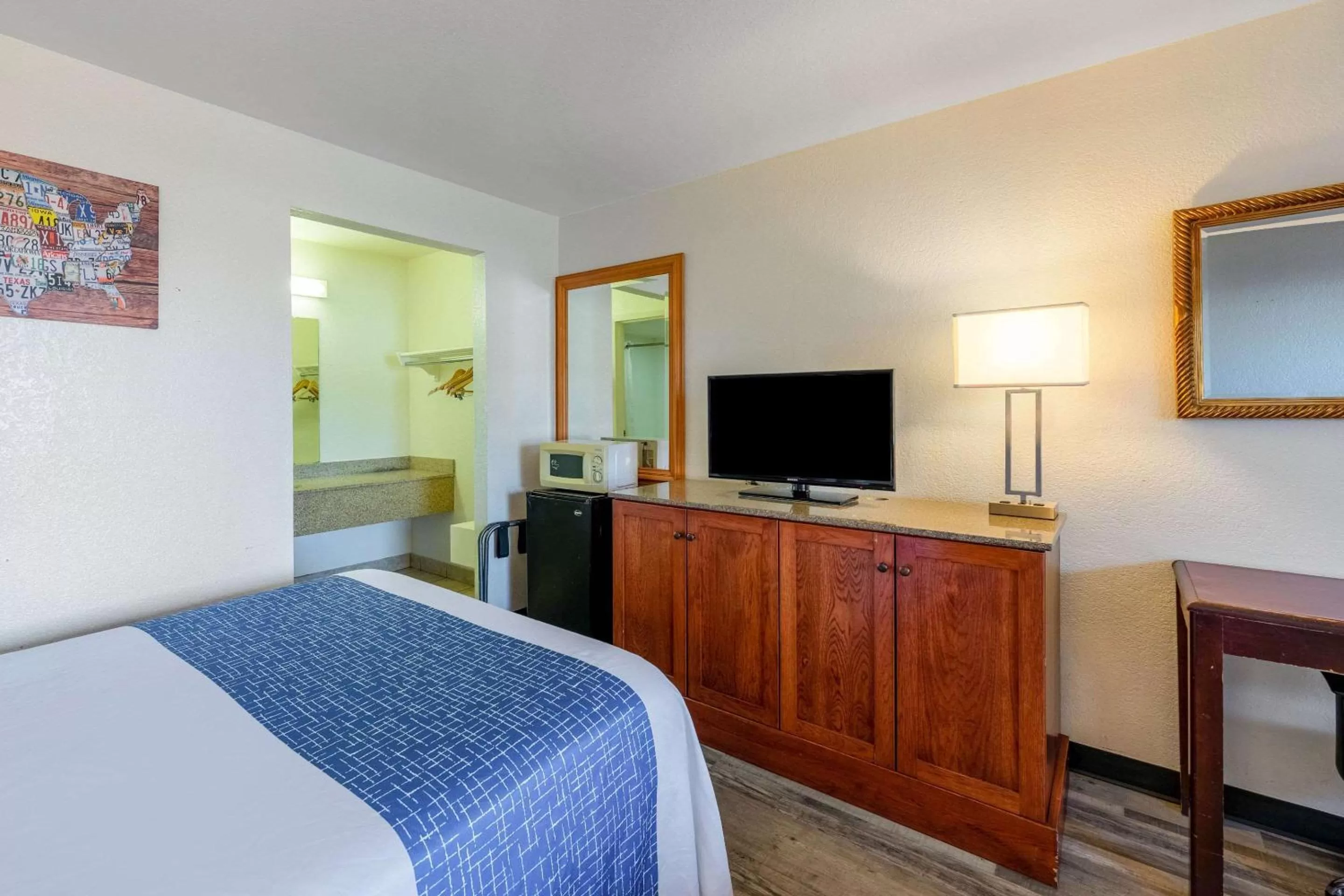 Photo of the whole room, Bed in Econo Lodge Phoenix North I-17