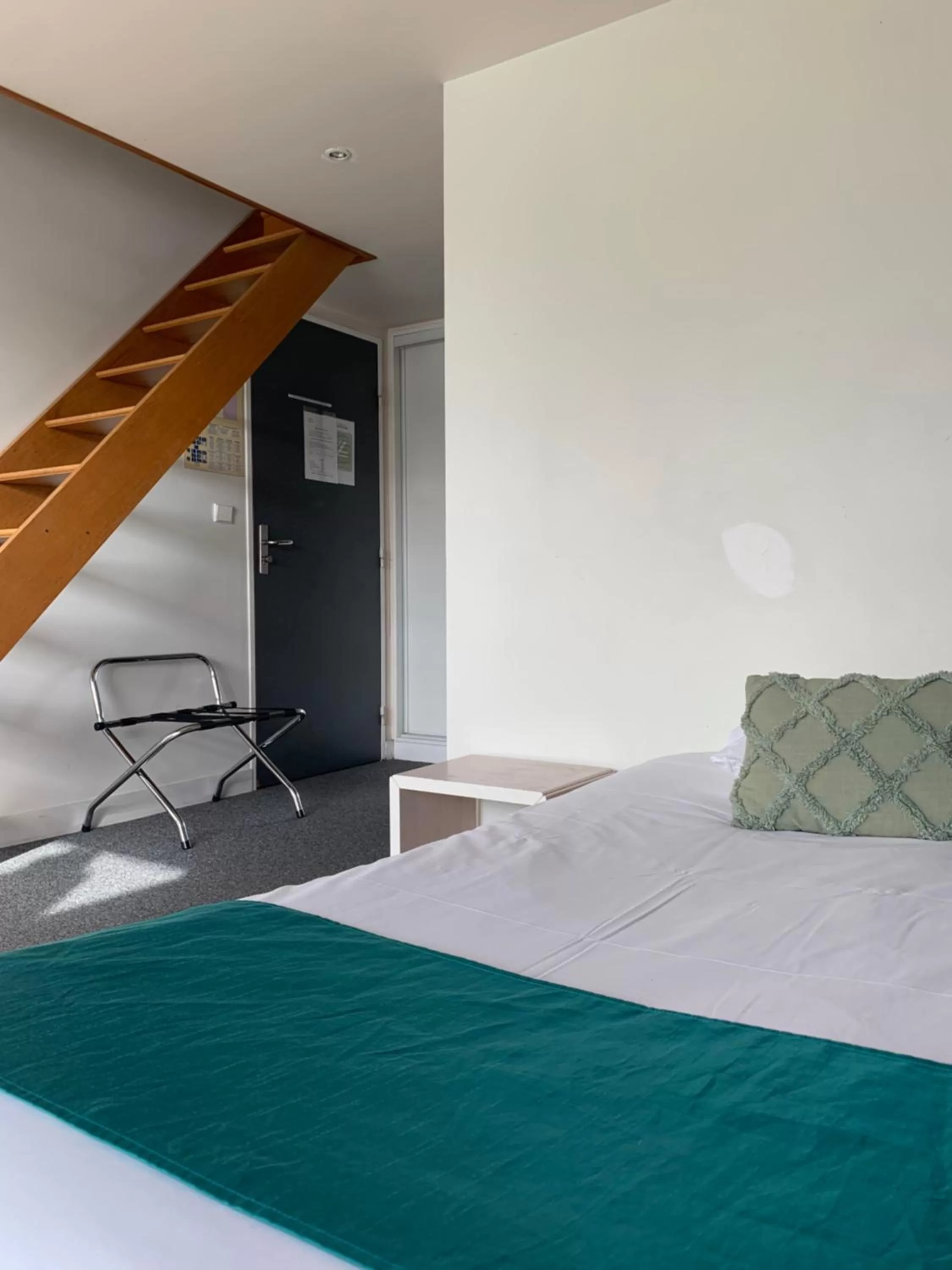 Bed in Hôtel L'ile Du Saussay