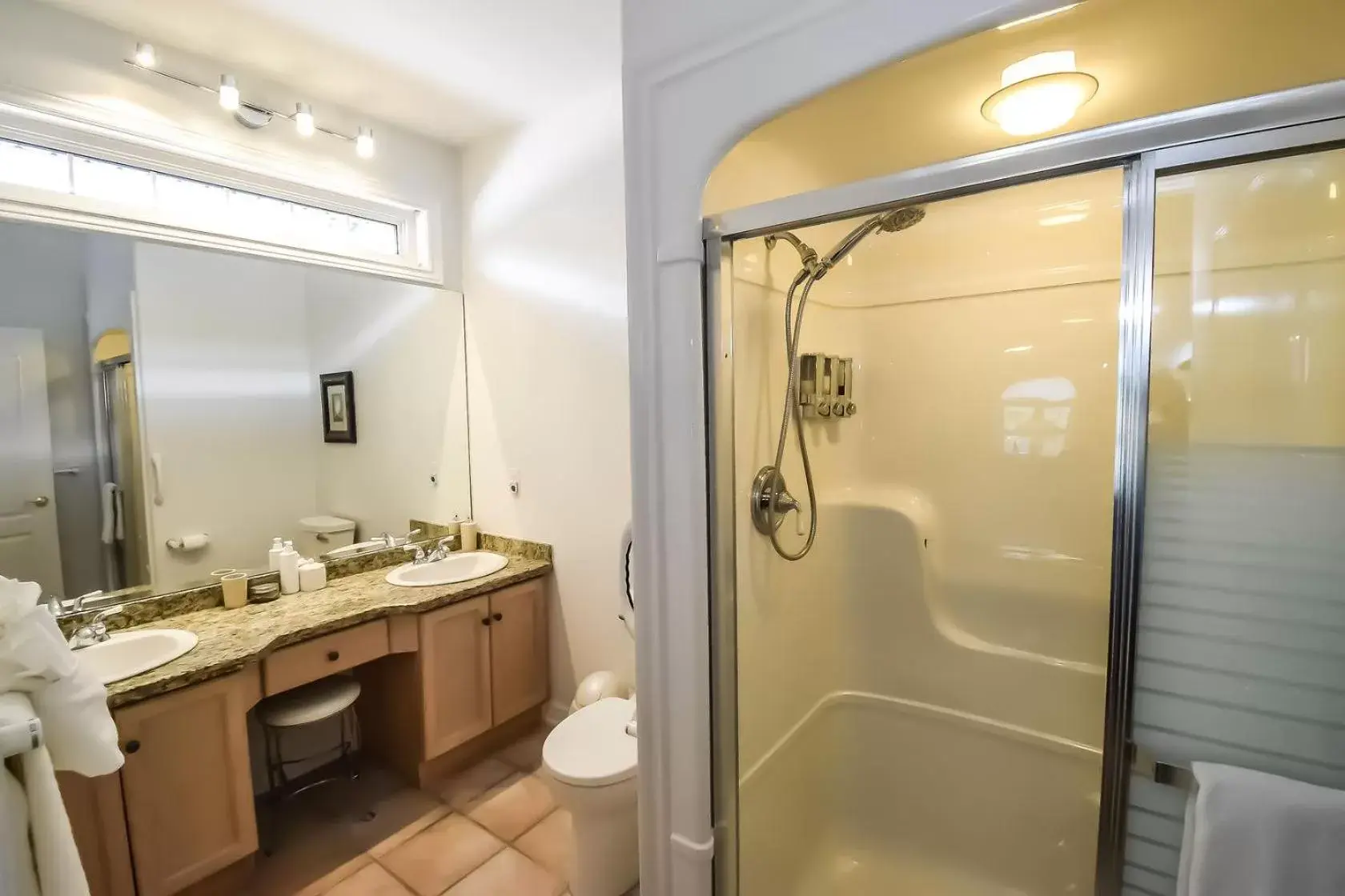 Bathroom in Graystone Bed & Breakfast