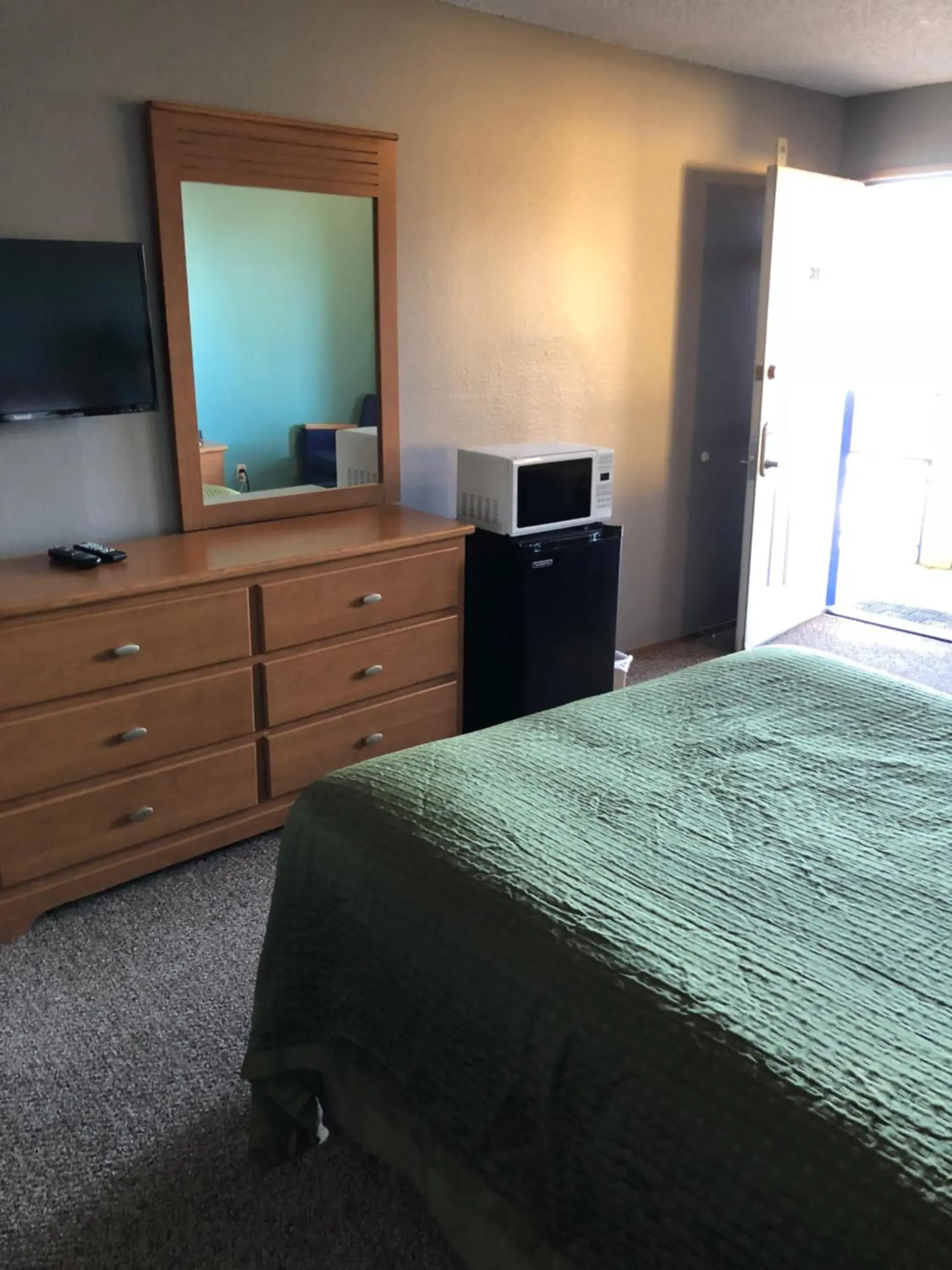 Photo of the whole room, TV/Entertainment Center in Sumner Motor Inn