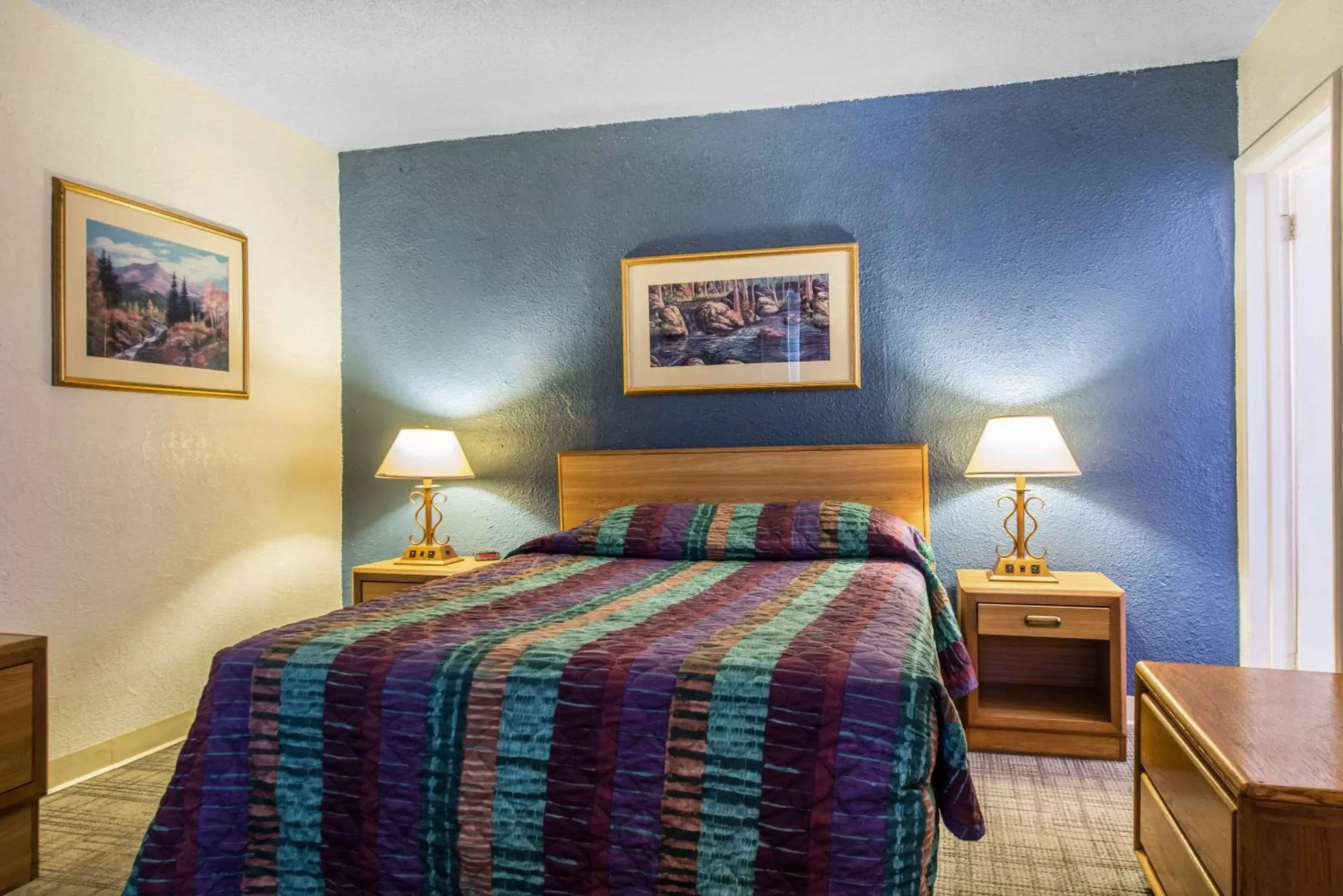 Photo of the whole room, Bed in Rodeway Inn & Suites Colorado Springs