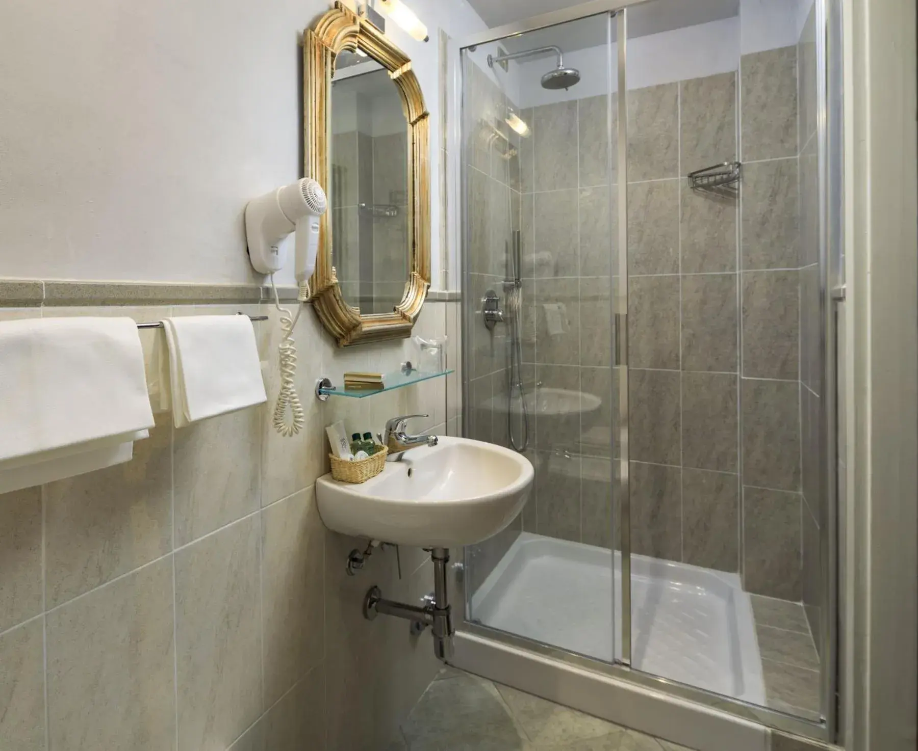 Shower, Bathroom in Hotel Villa Carlotta