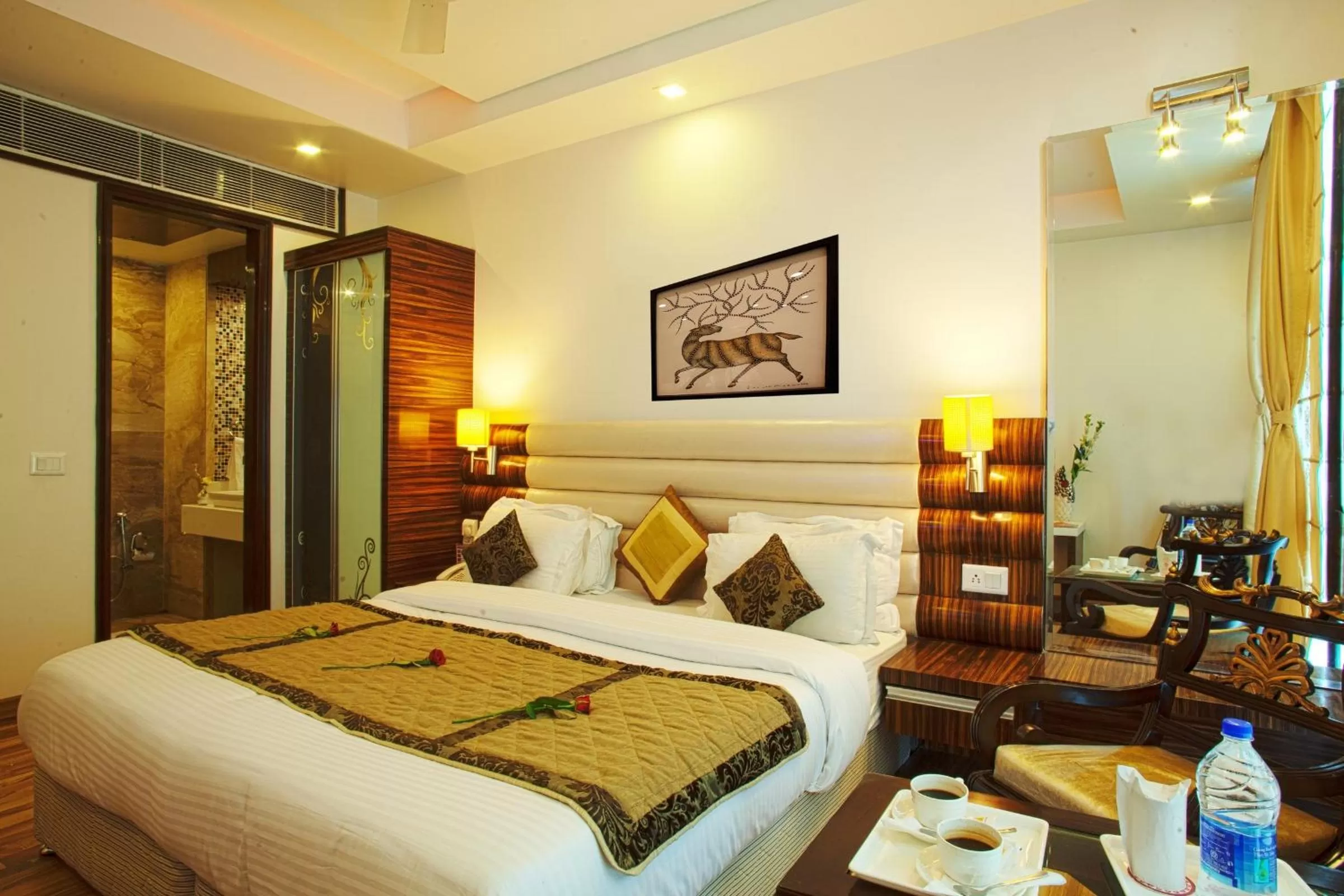 Living room, Bed in Hotel Delhi 55 -City Center