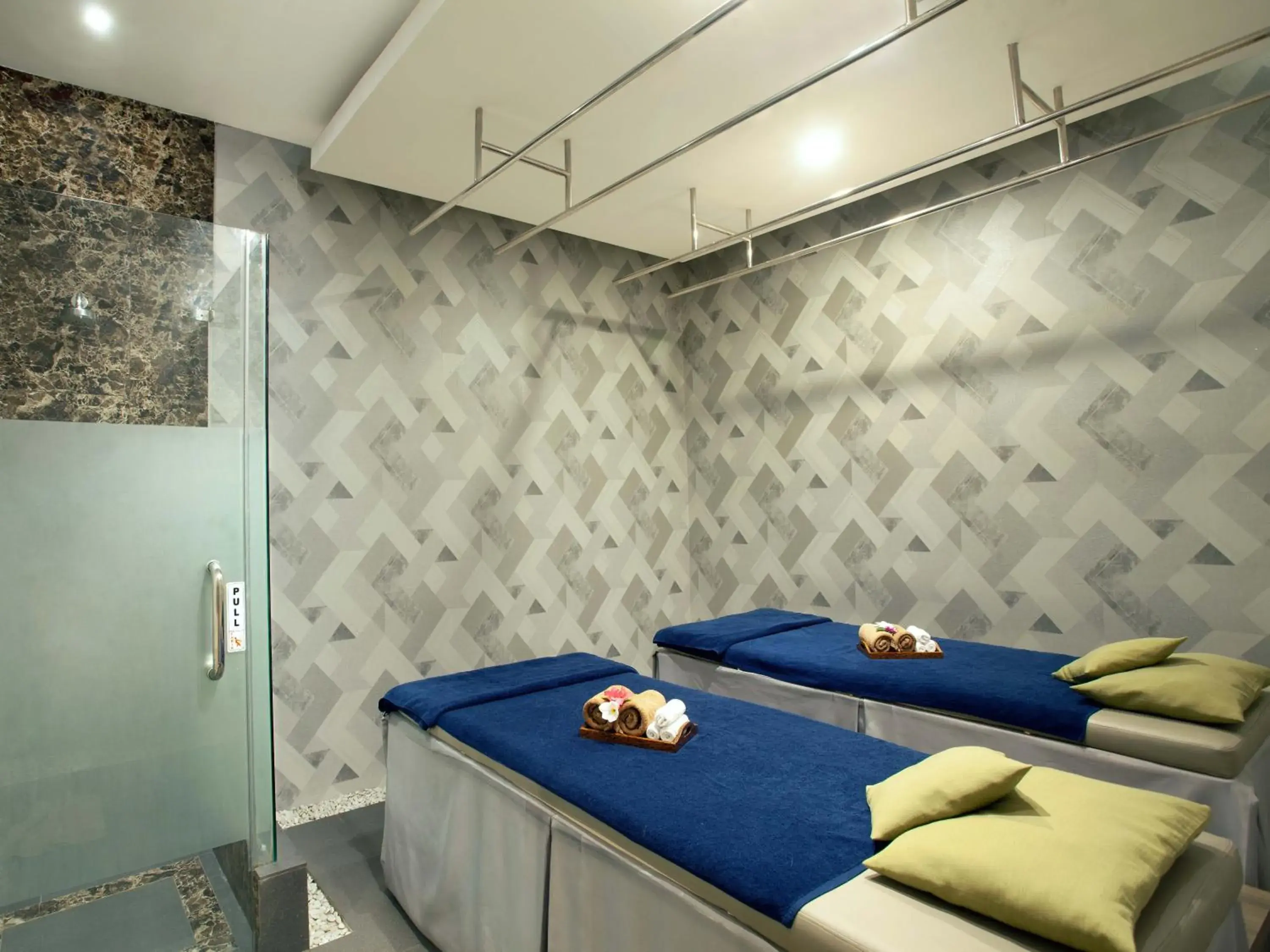 Spa and wellness centre/facilities, Bed in Platinum Hotel & Convention Hall Balikpapan