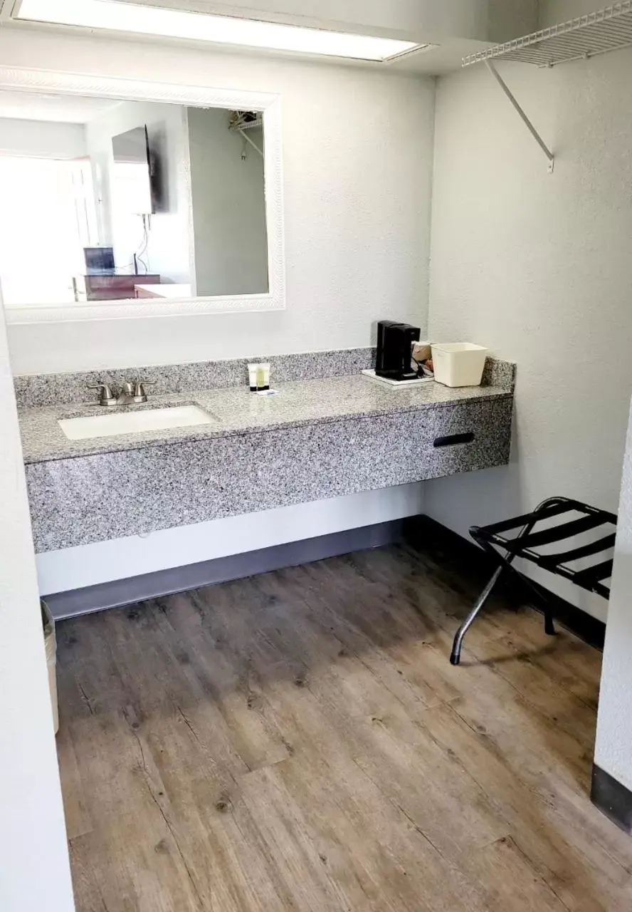 Bathroom in Best Price Motel & Suites