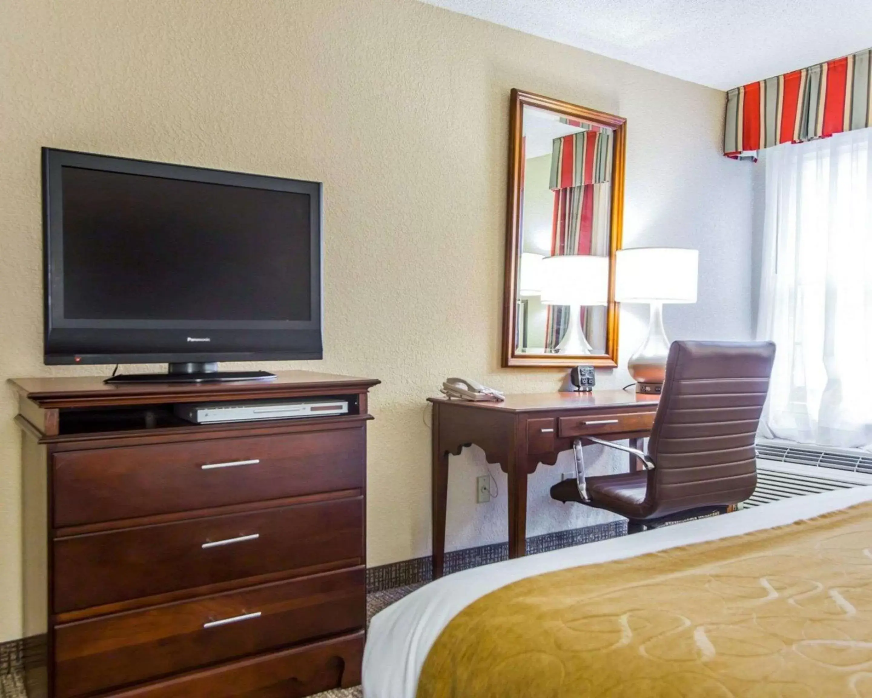 Photo of the whole room, TV/Entertainment Center in Comfort Suites Sumter