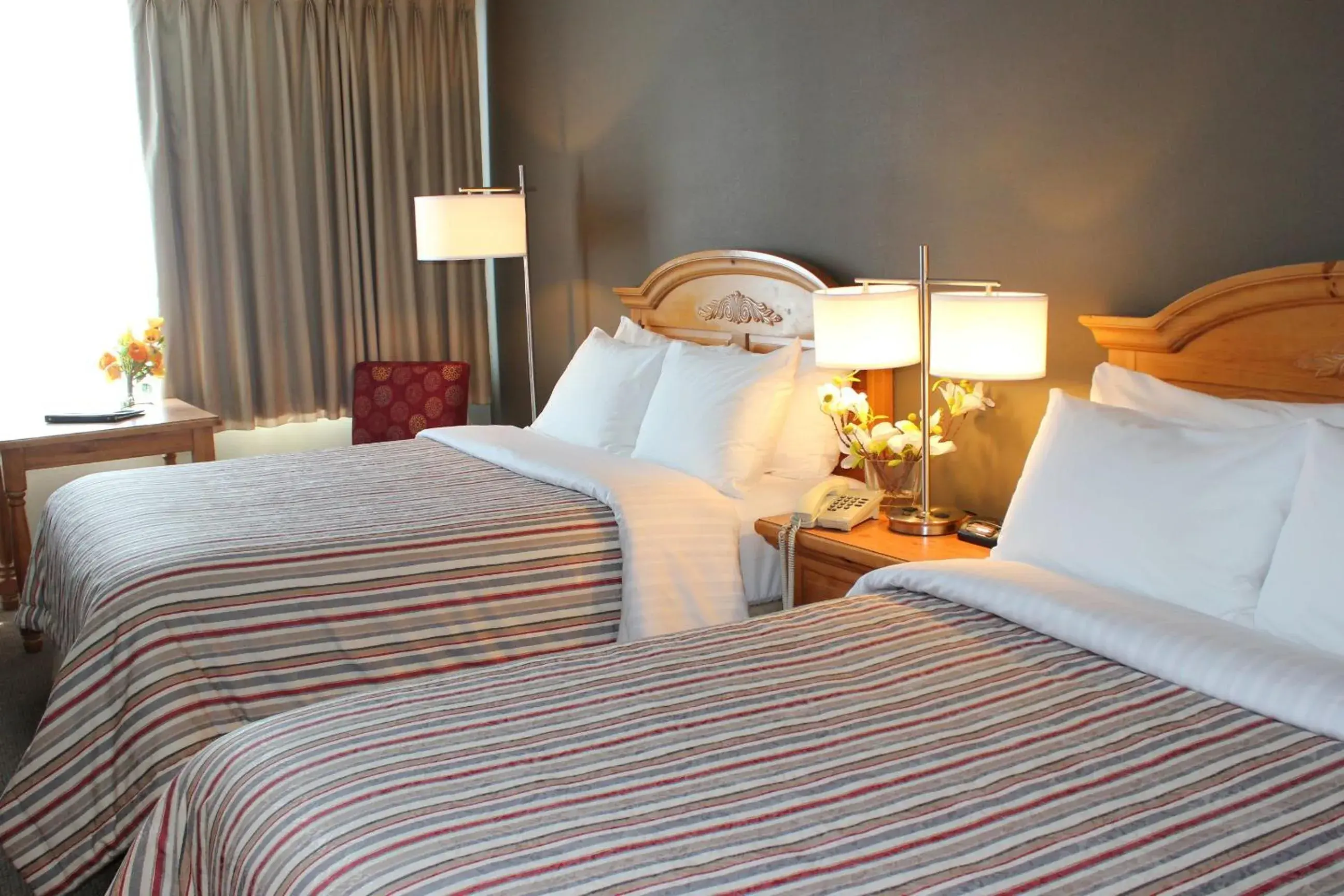 Day, Bed in Confederation Place Hotel