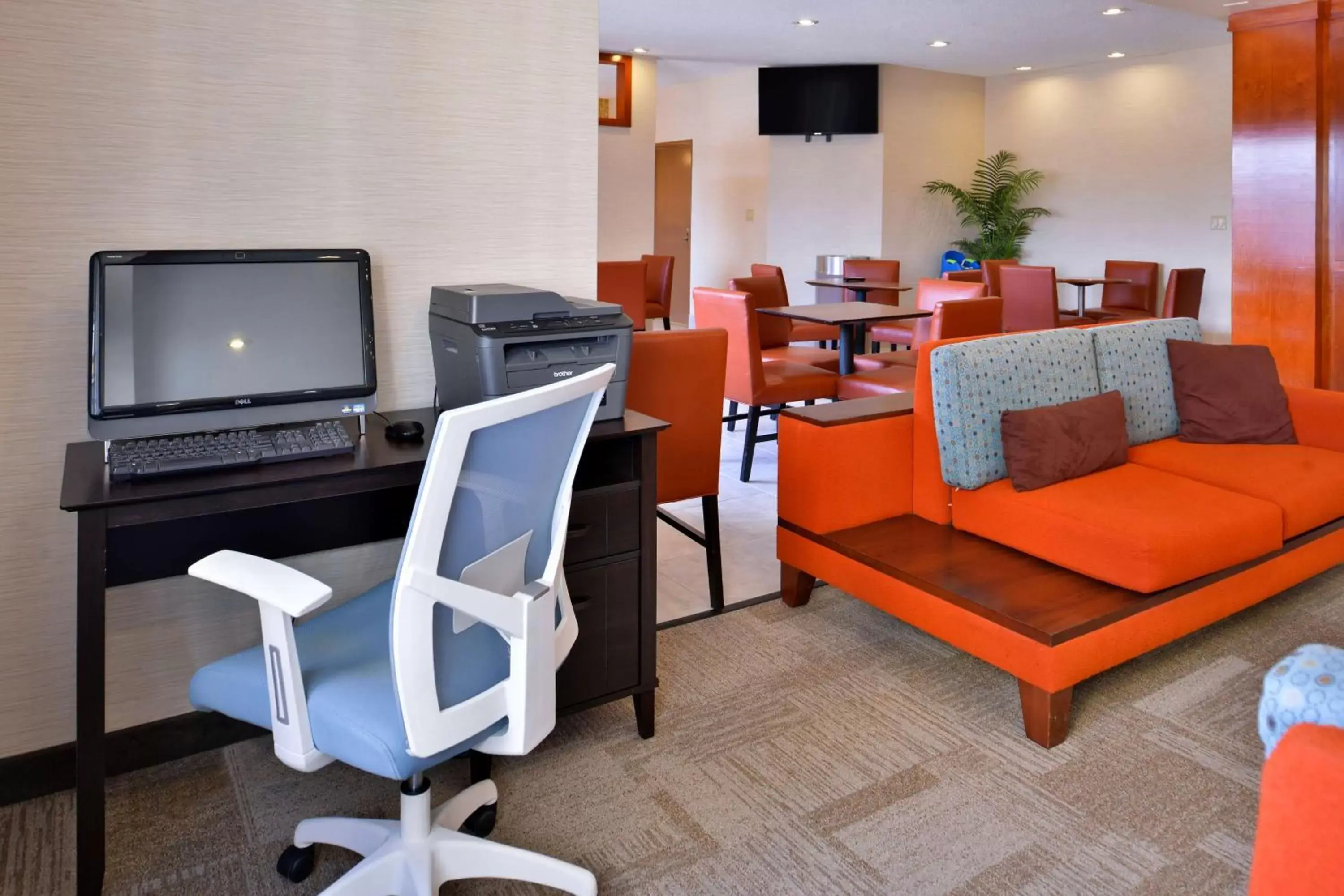 Lobby or reception, TV/Entertainment Center in SureStay Plus Hotel by Best Western Ottumwa