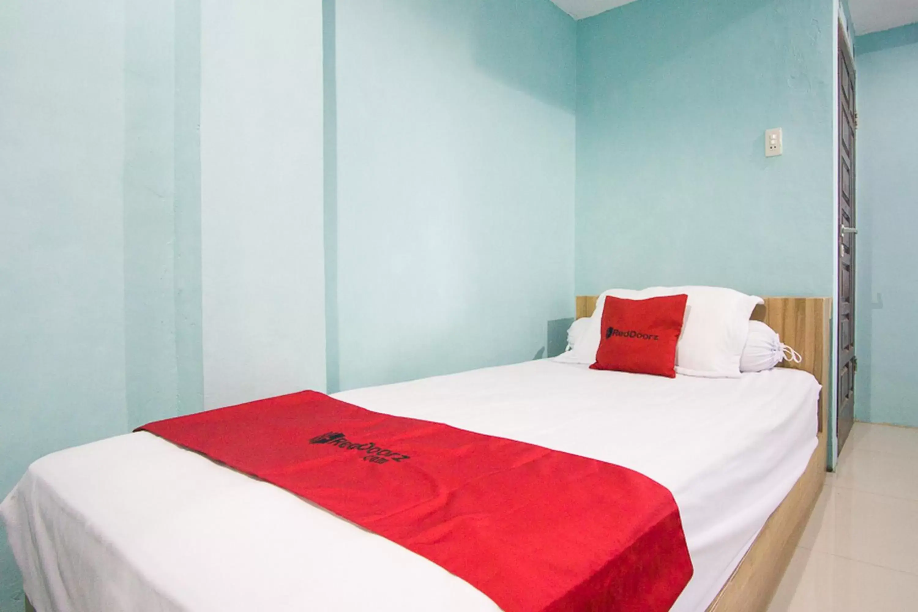 Bedroom, Bed in RedDoorz near Mikie Holiday Funland Berastagi