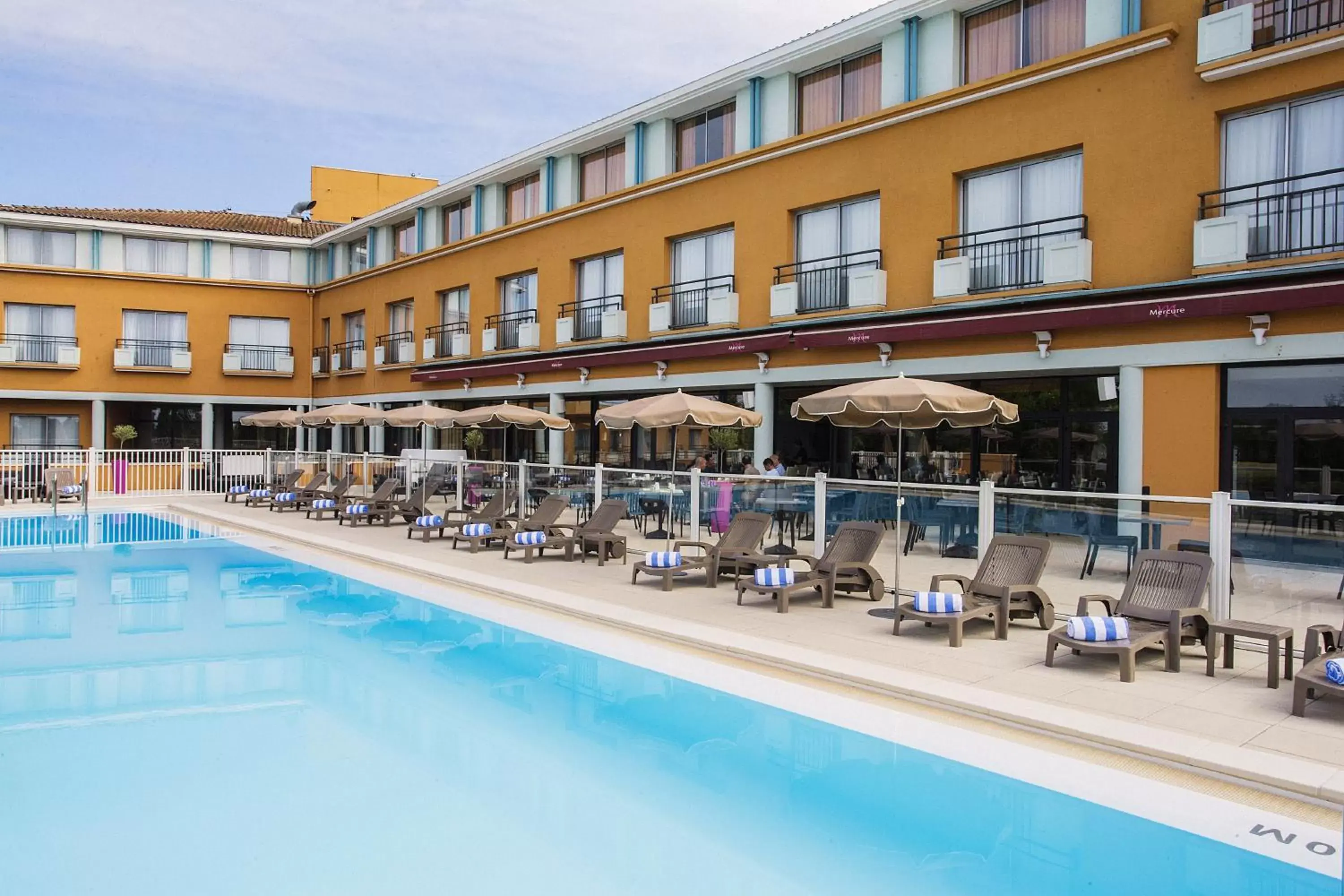 Patio, Swimming Pool in Mercure Toulouse Aéroport Golf de Seilh