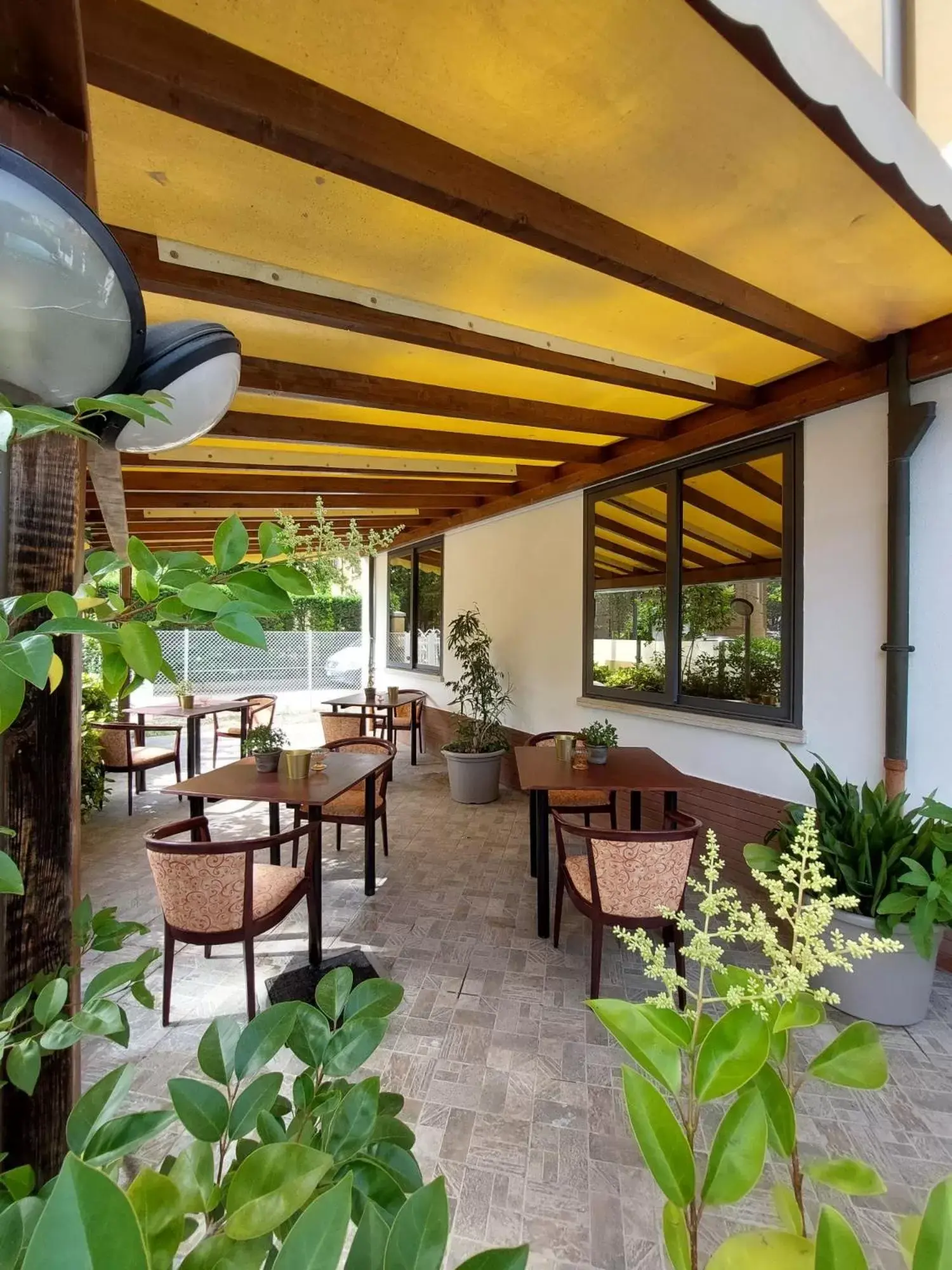 Patio, Restaurant/Places to Eat in Maison des Roses