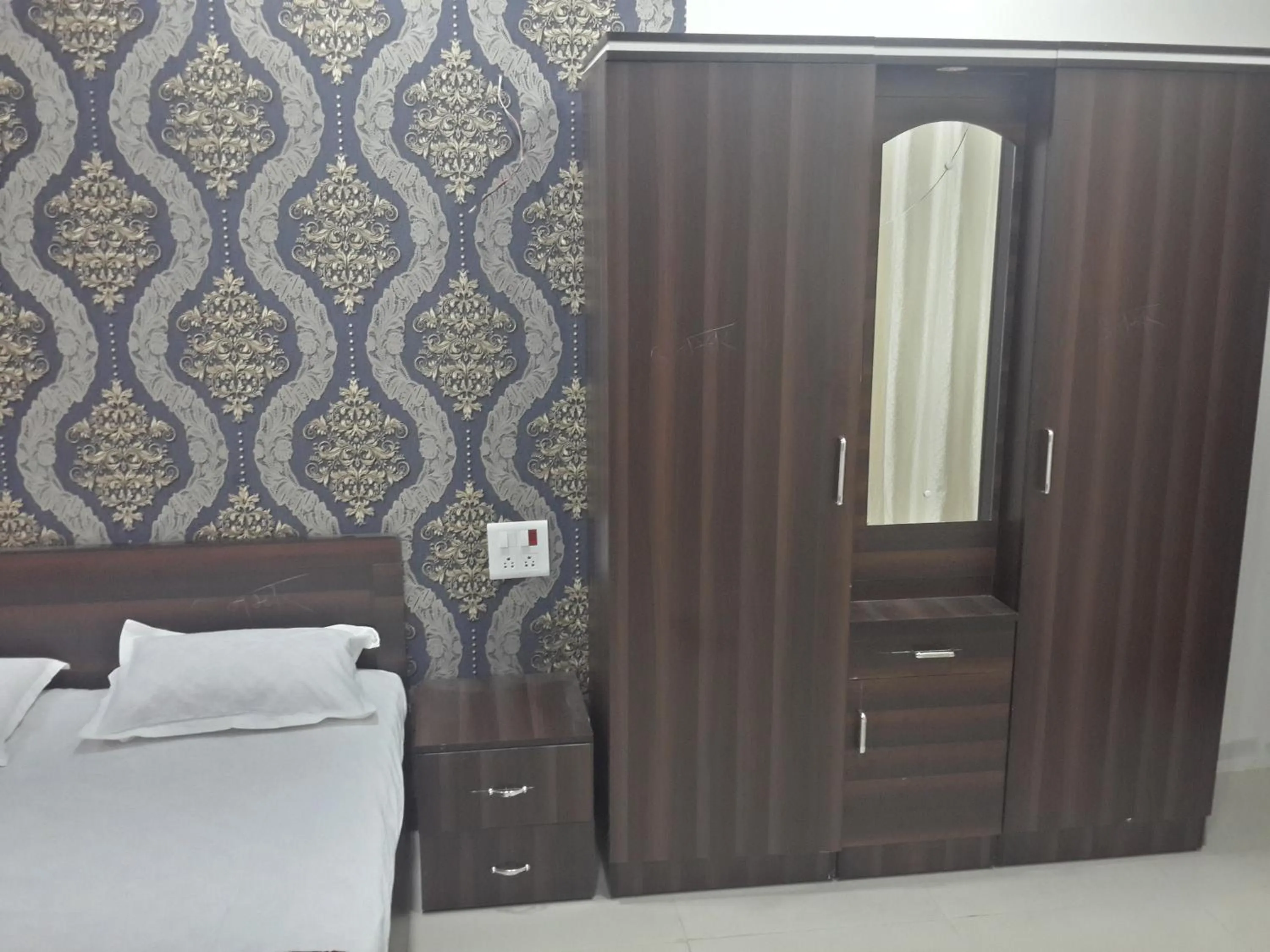 View (from property/room), Bed in Hotel Holiday Era Opposite Railway Station