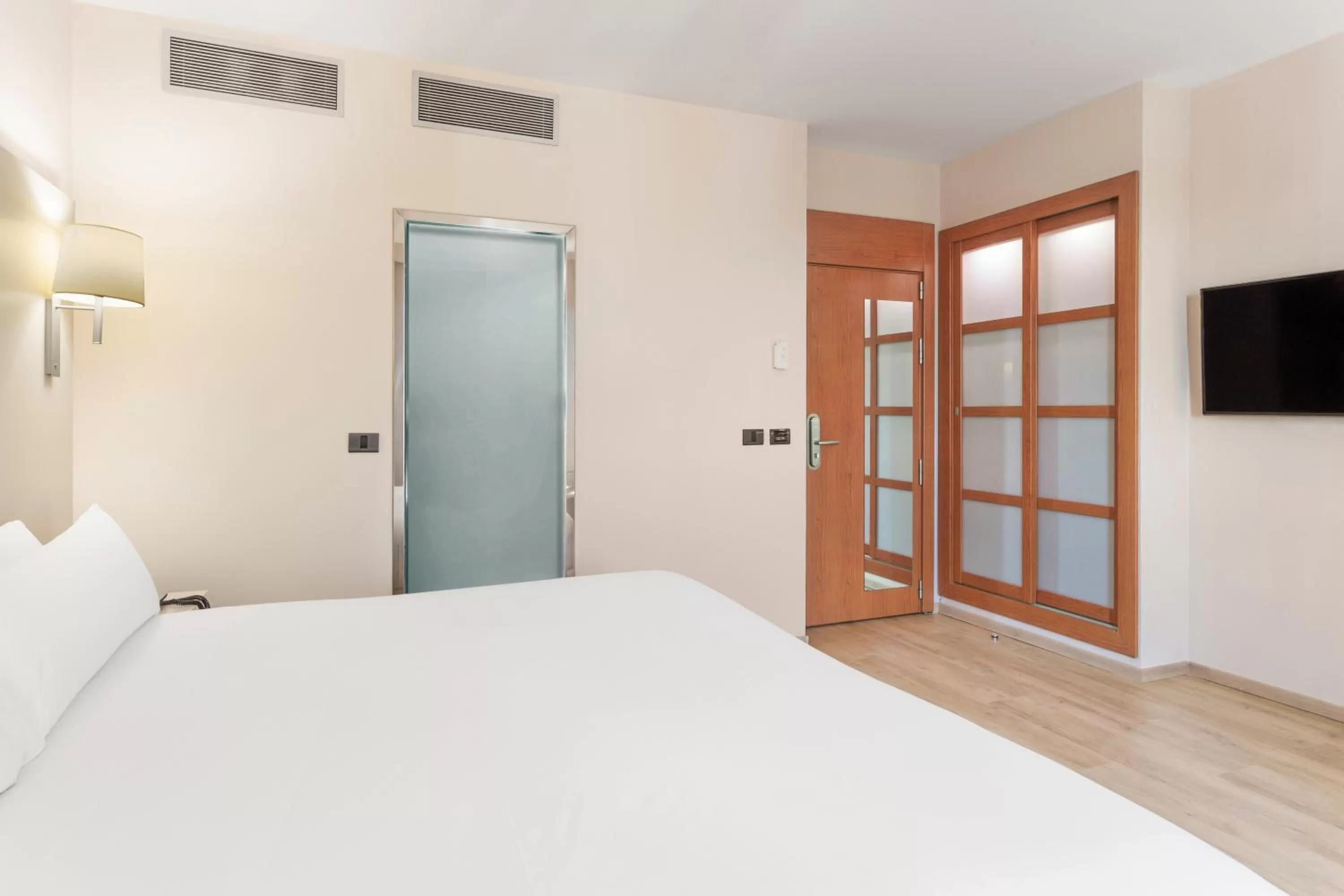 Communal lounge/ TV room, Bed in B&B HOTEL Elche