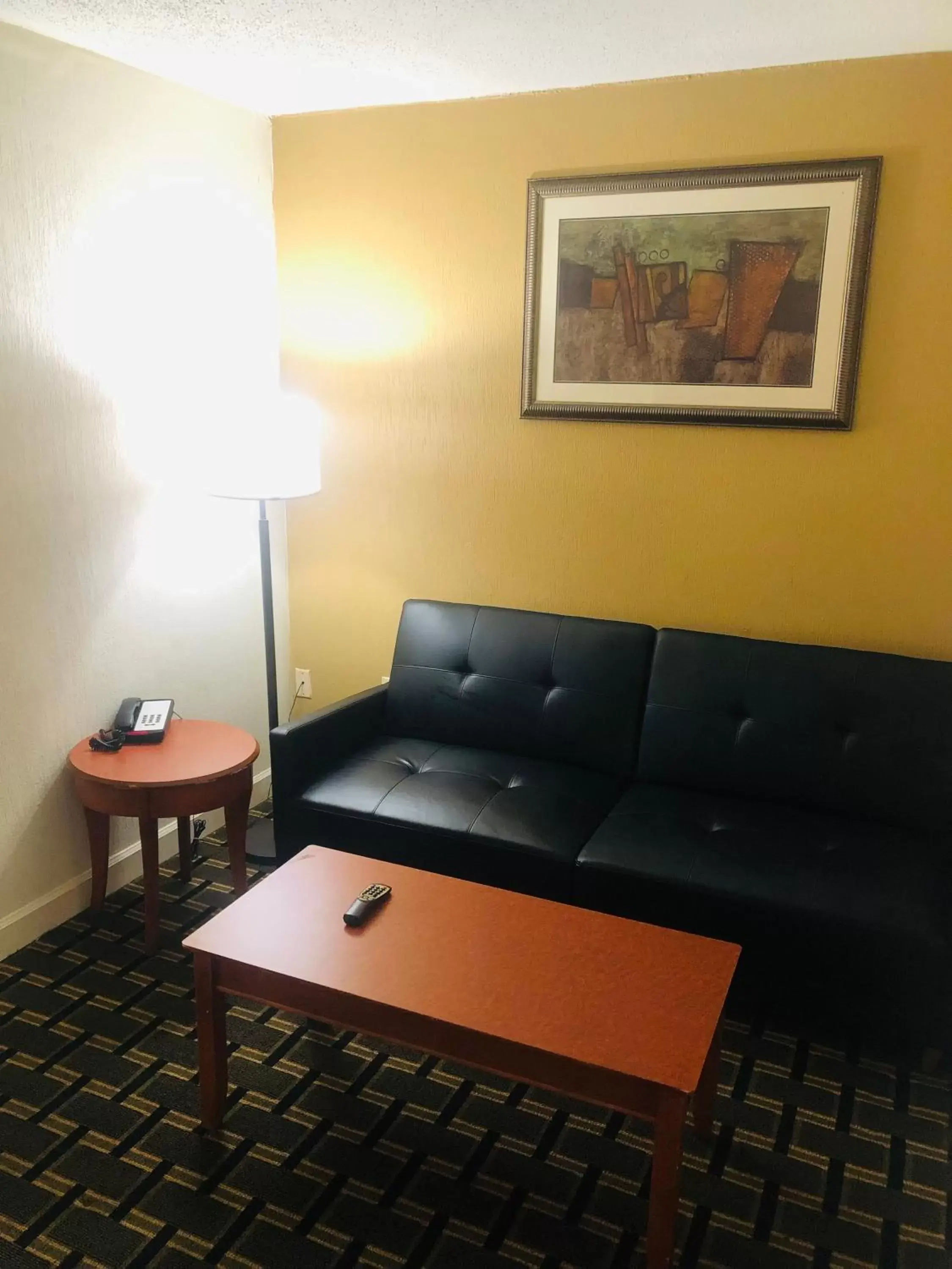 Living room, Seating Area in Quail Inn and Suites - Myrtle Beach