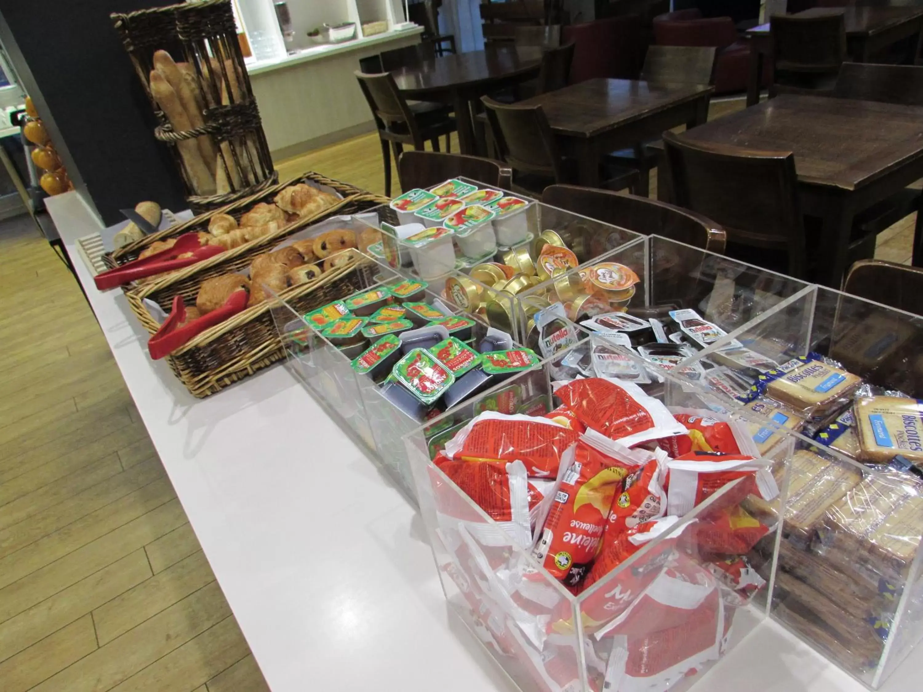 Buffet breakfast, Supermarket/Shops in Kyriad Marne-La-Vallée Torcy