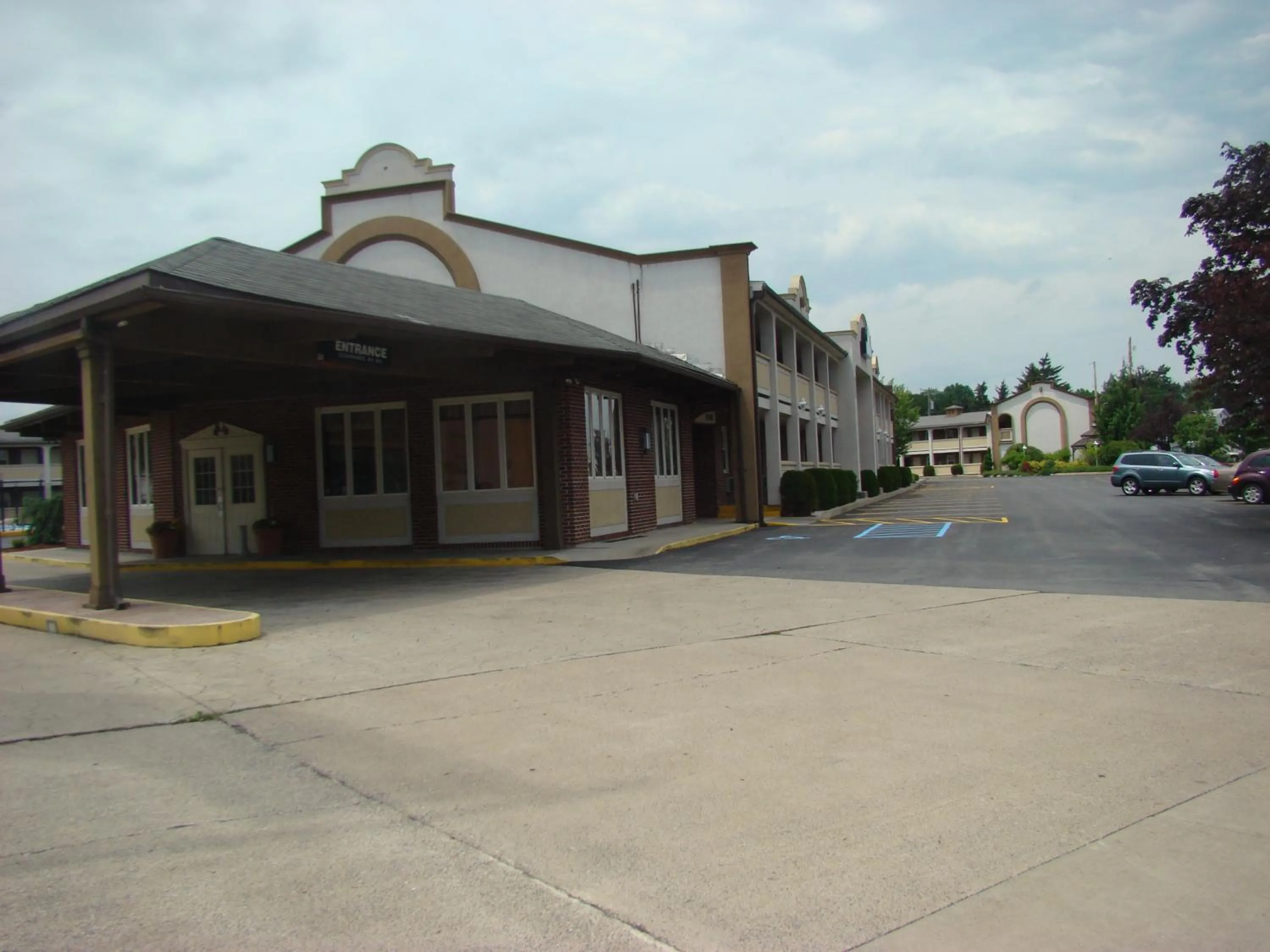 Property building in Aderi Hotel Lewisburg