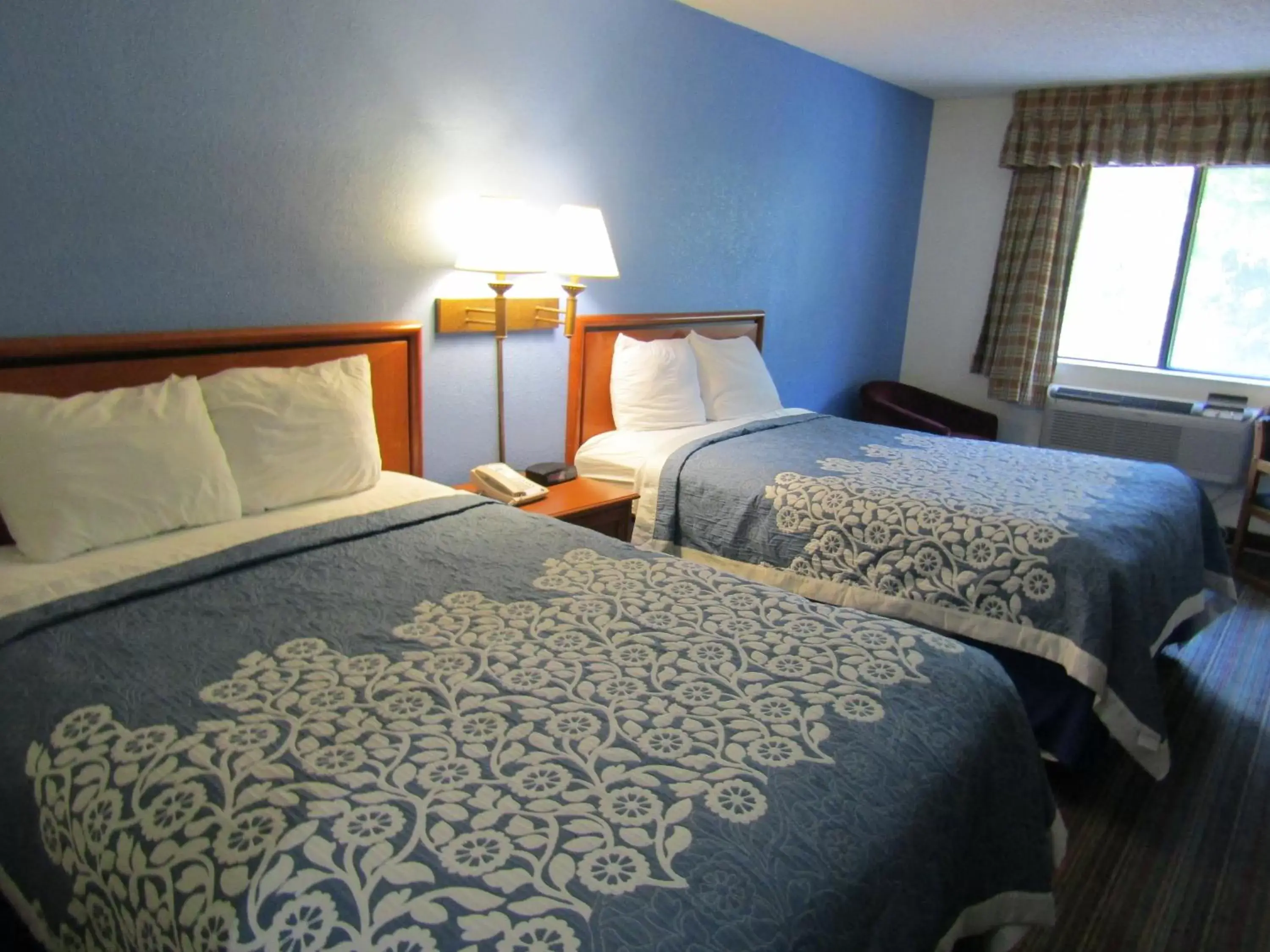 Bed in Days Inn by Wyndham Runnemede Philadelphia Area