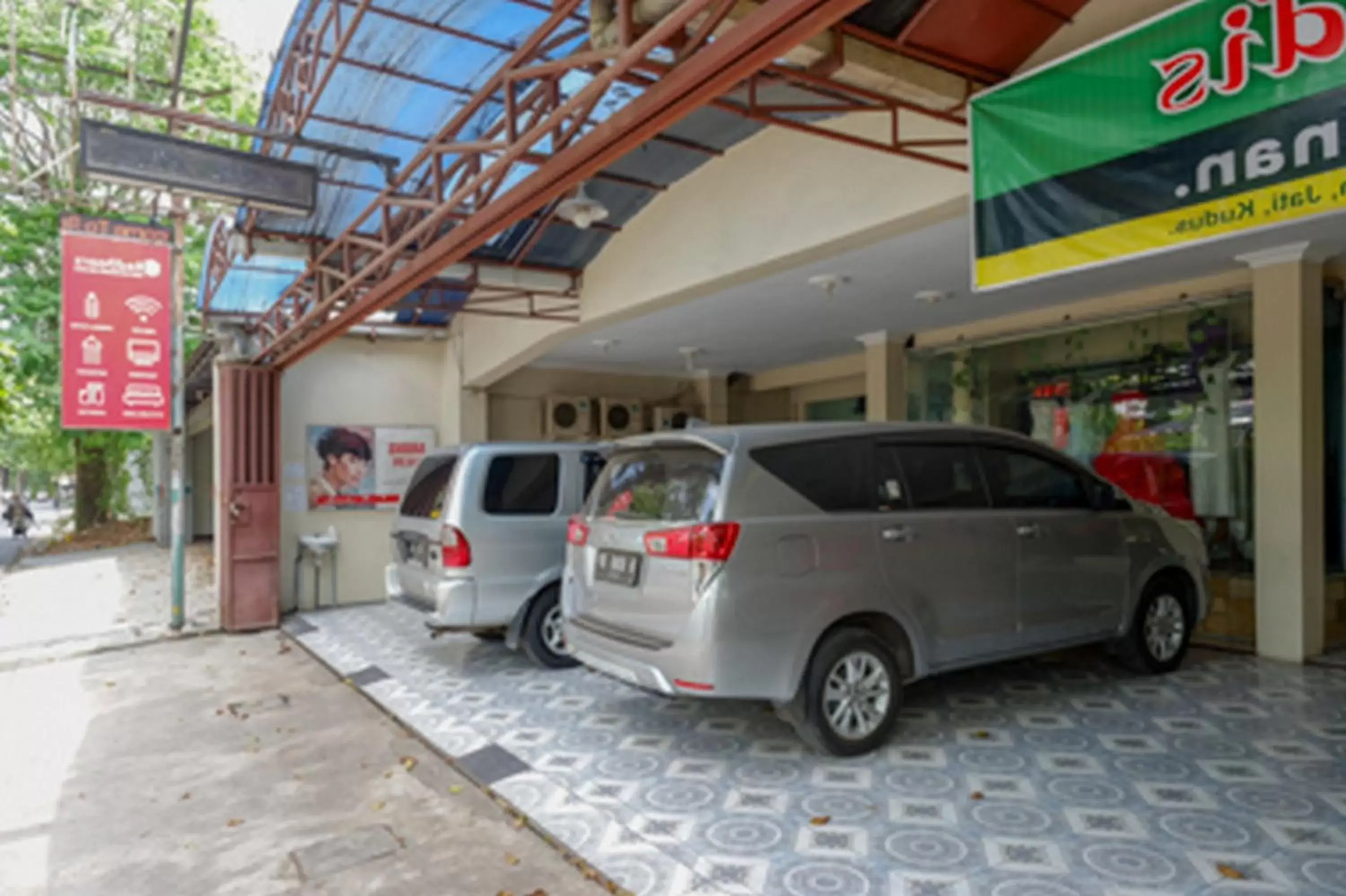 Facade/entrance in RedDoorz near RSUD Kudus Facade/entrance in RedDoorz near RSUD Kudus