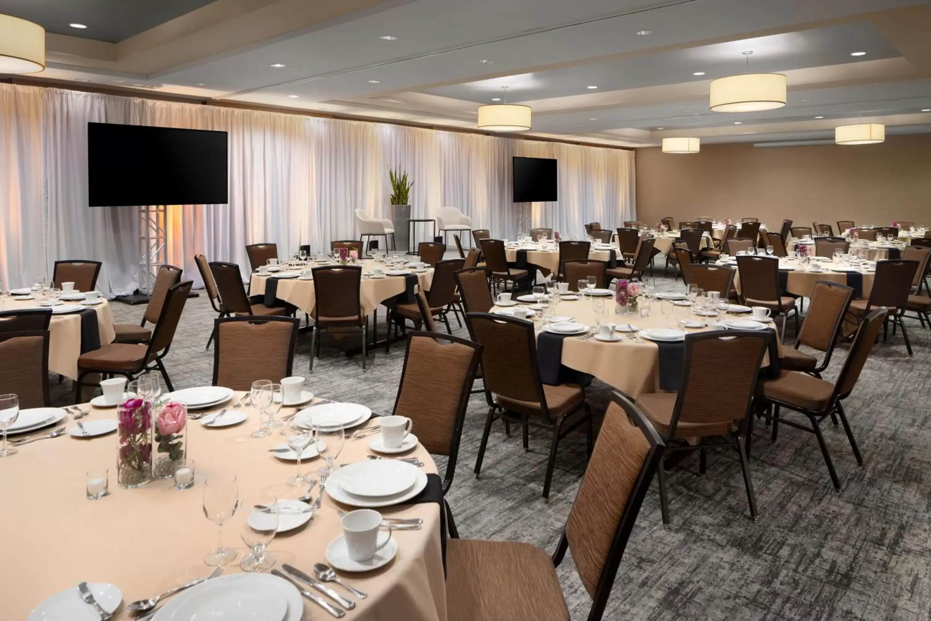 Meeting/conference room, Restaurant/Places to Eat in Courtyard by Marriott Seattle Bellevue/Downtown