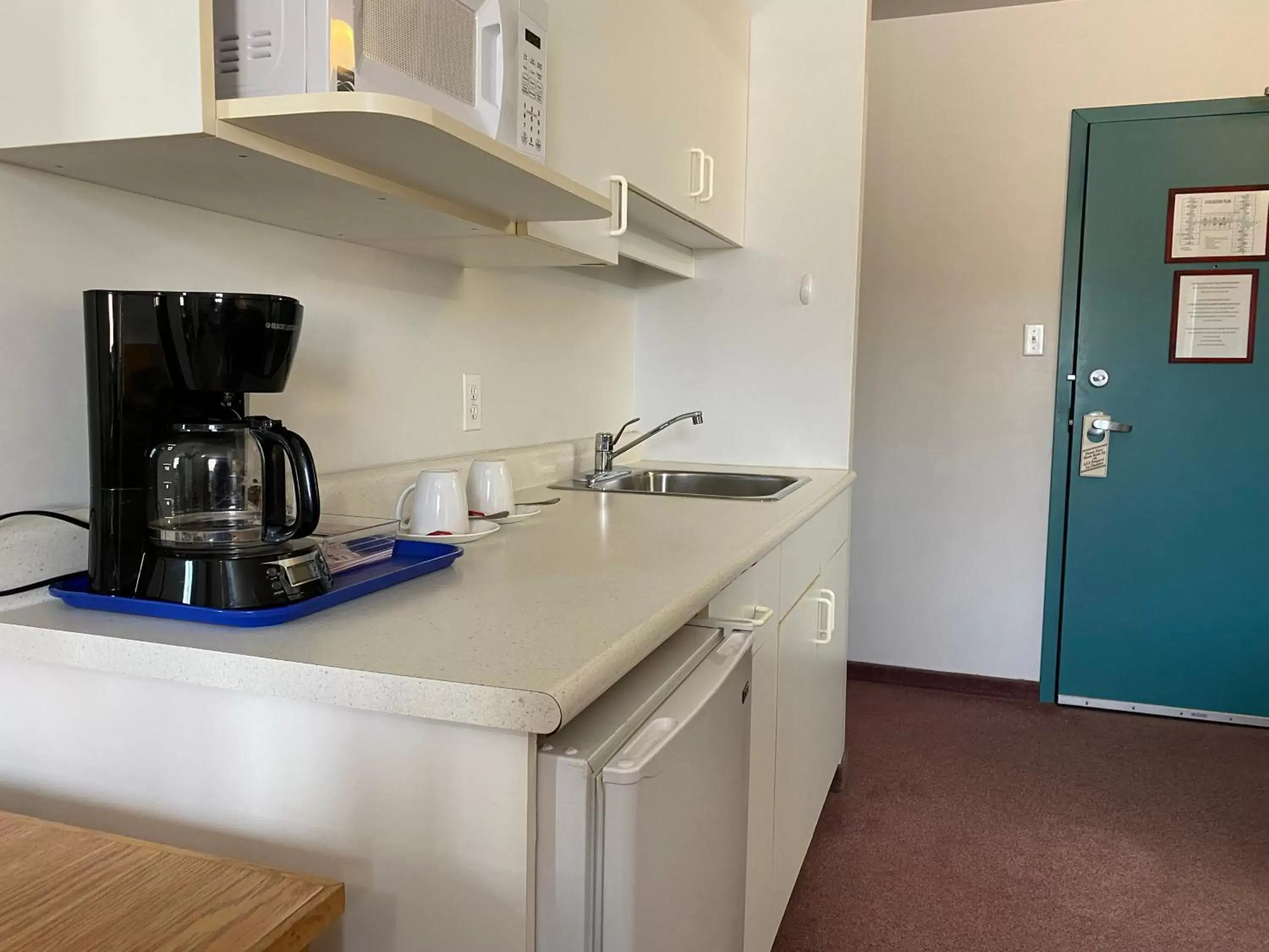 Coffee/tea facilities, Kitchen/Kitchenette in Sleep Suite Motel