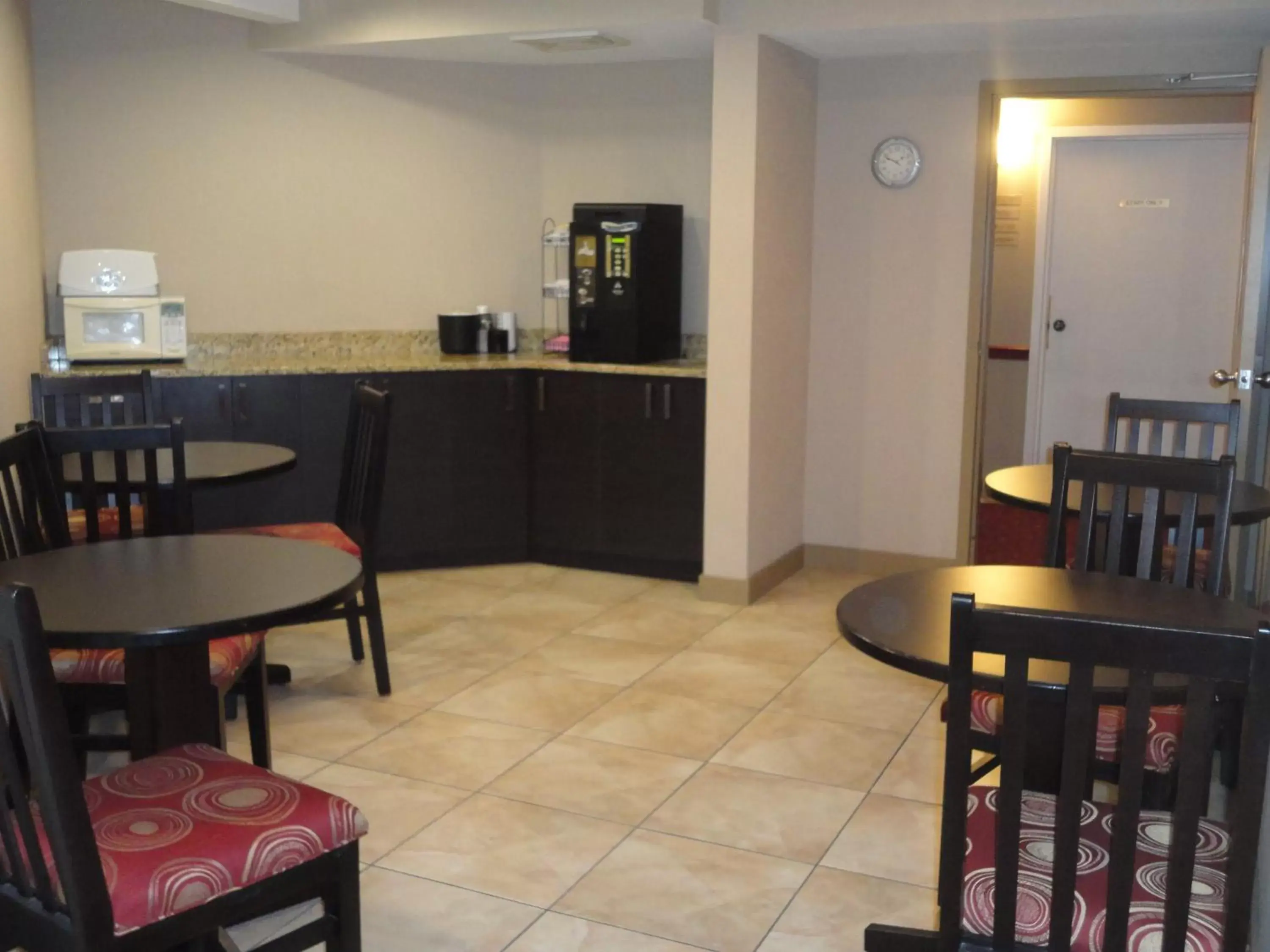 Restaurant/Places to Eat in Super 8 by Wyndham West Kelowna BC