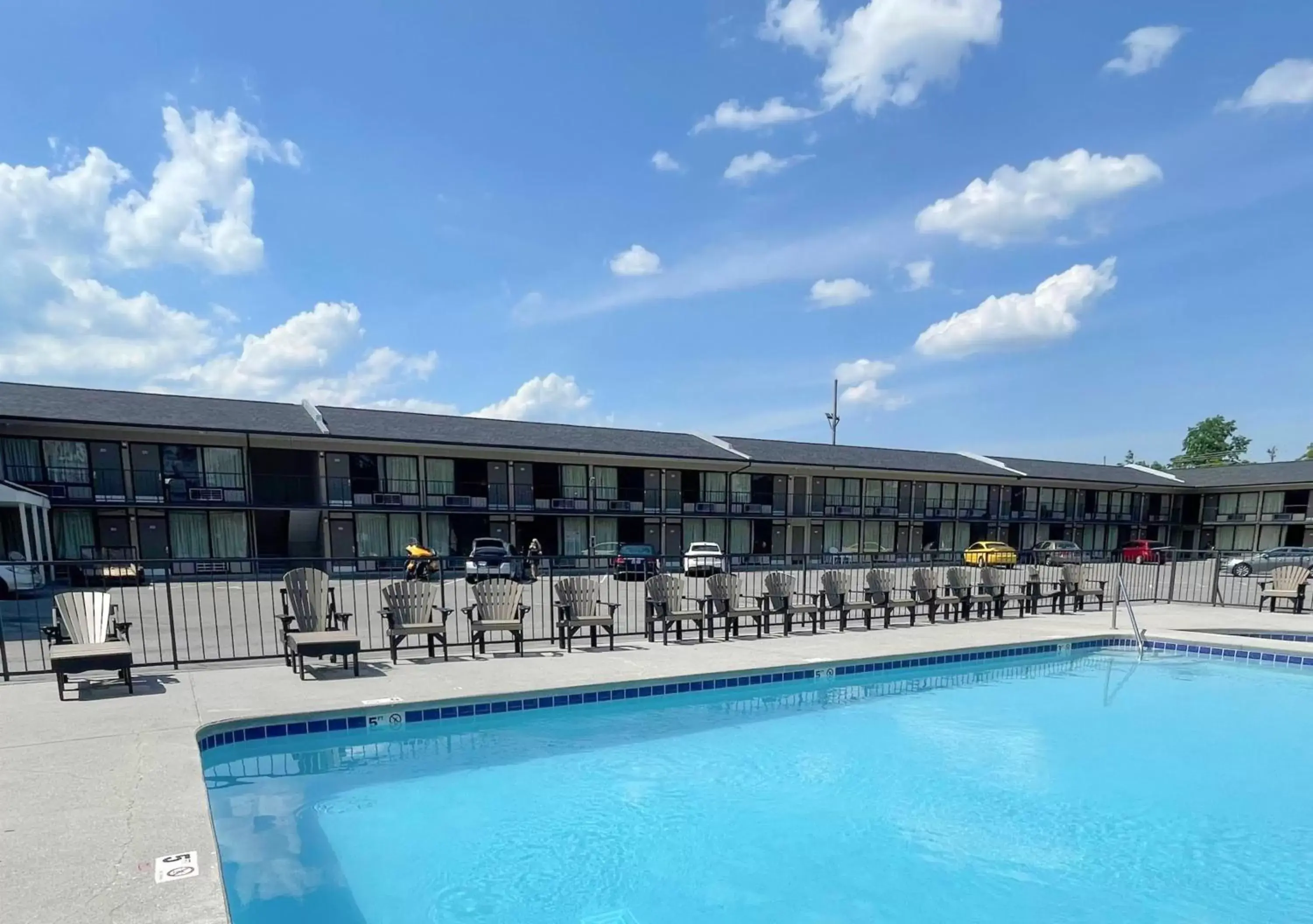 Property building in Travelodge by Wyndham Pigeon Forge Dollywood Lane Property building in Travelodge by Wyndham Pigeon Forge Dollywood Lane