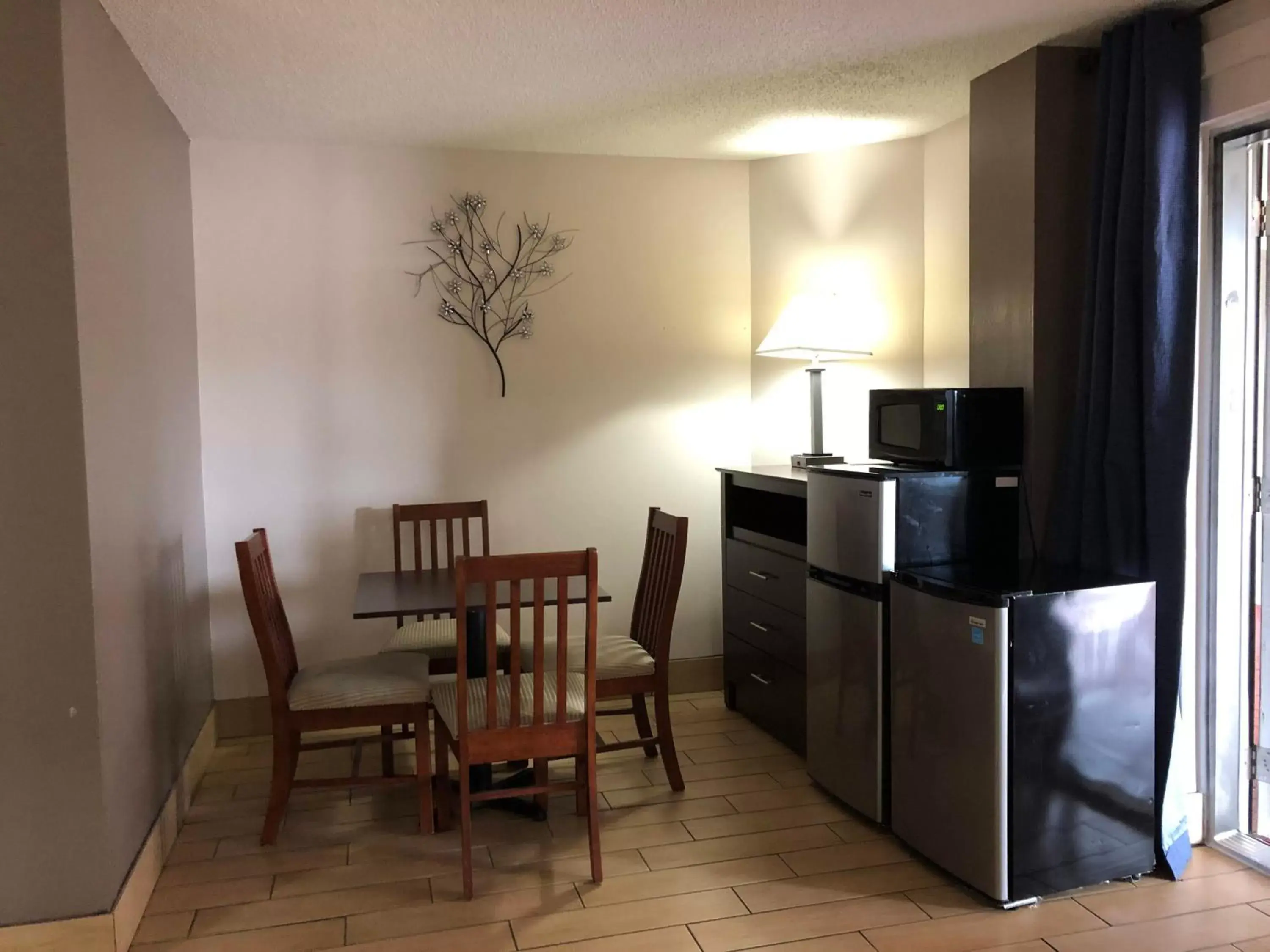 Dining Area in Sun Coast Inn