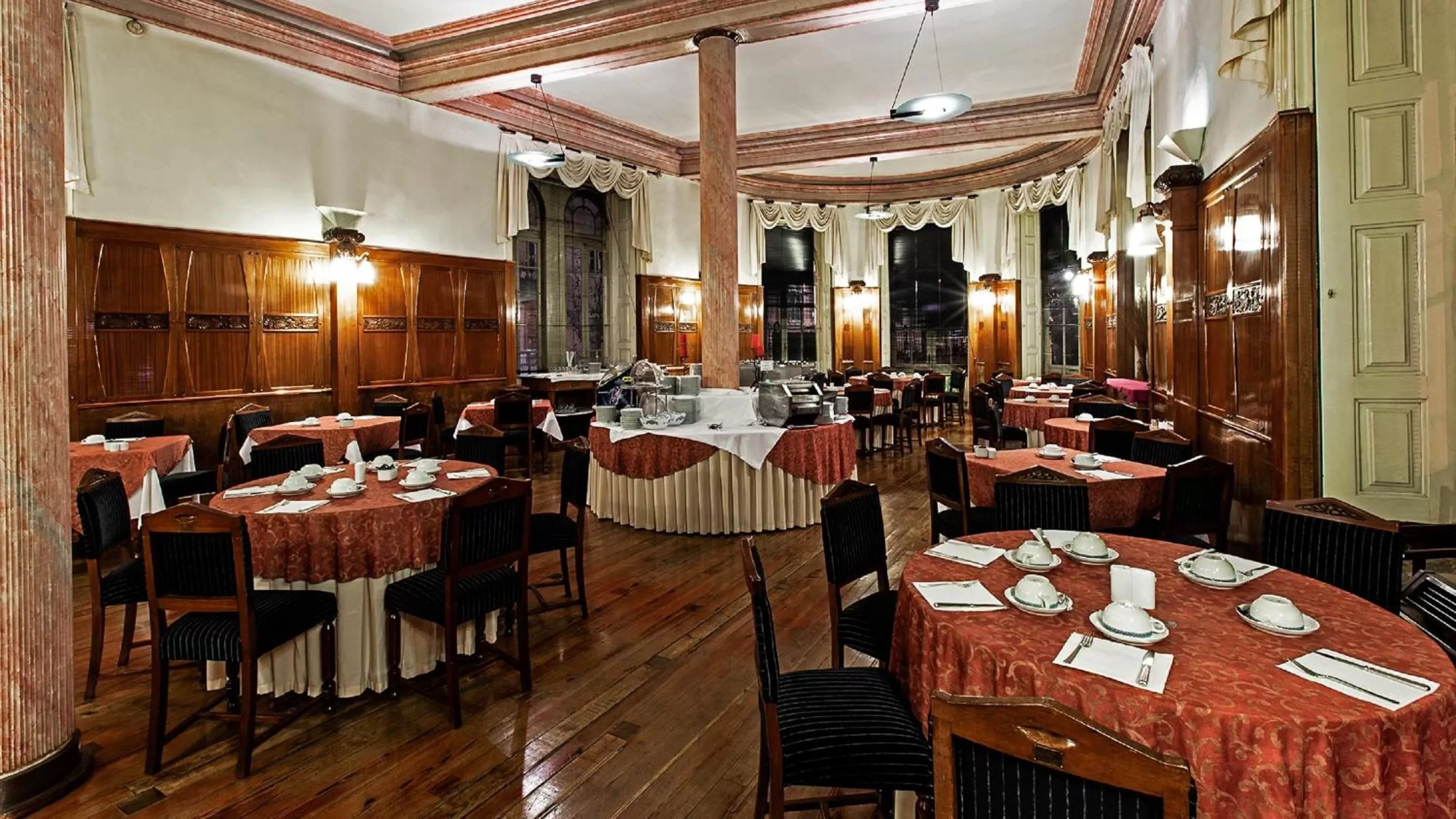 Restaurant/places to eat in Hotel Astoria
