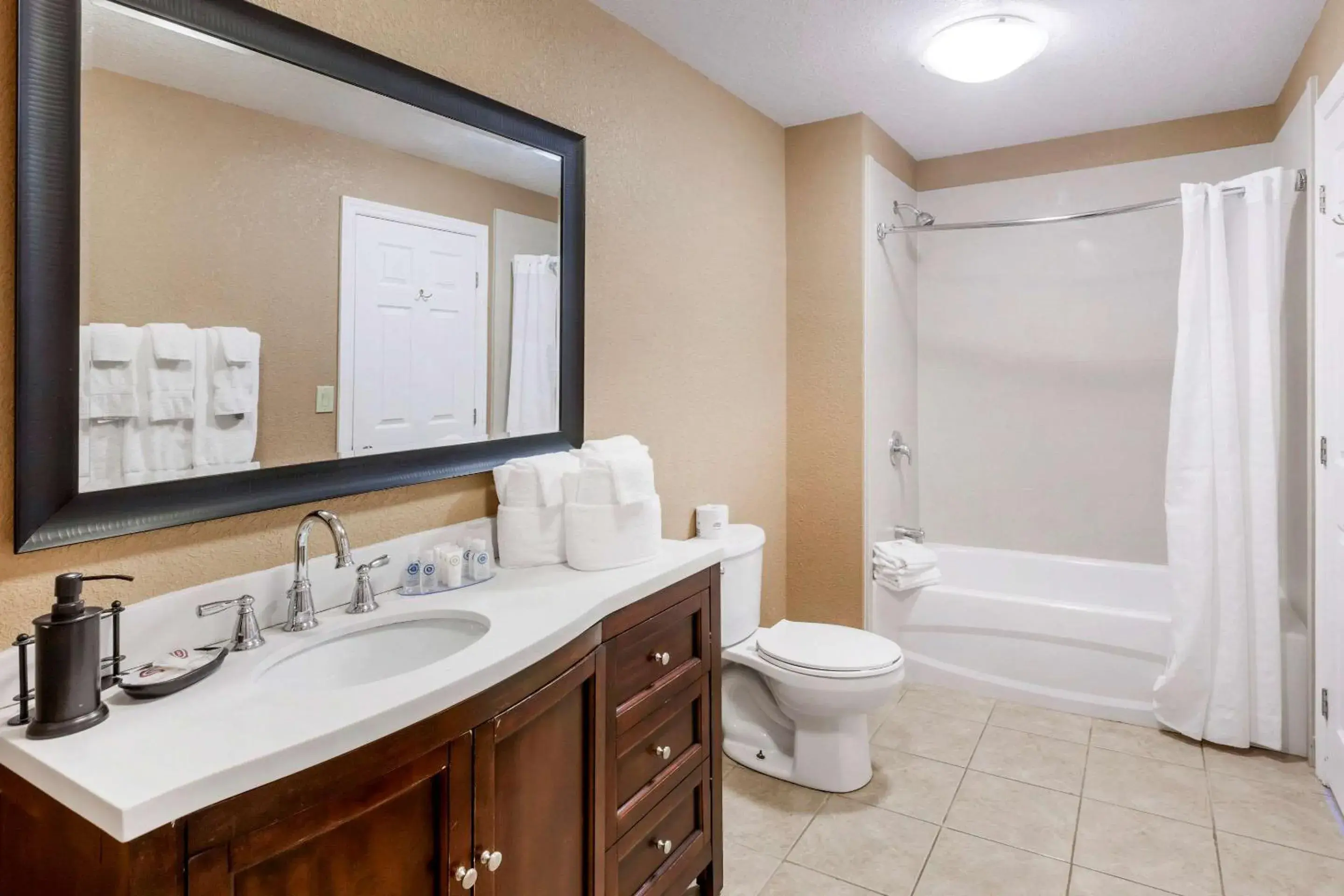 Photo of the whole room, Bathroom in Comfort Inn & Suites Thousand Islands Harbour District