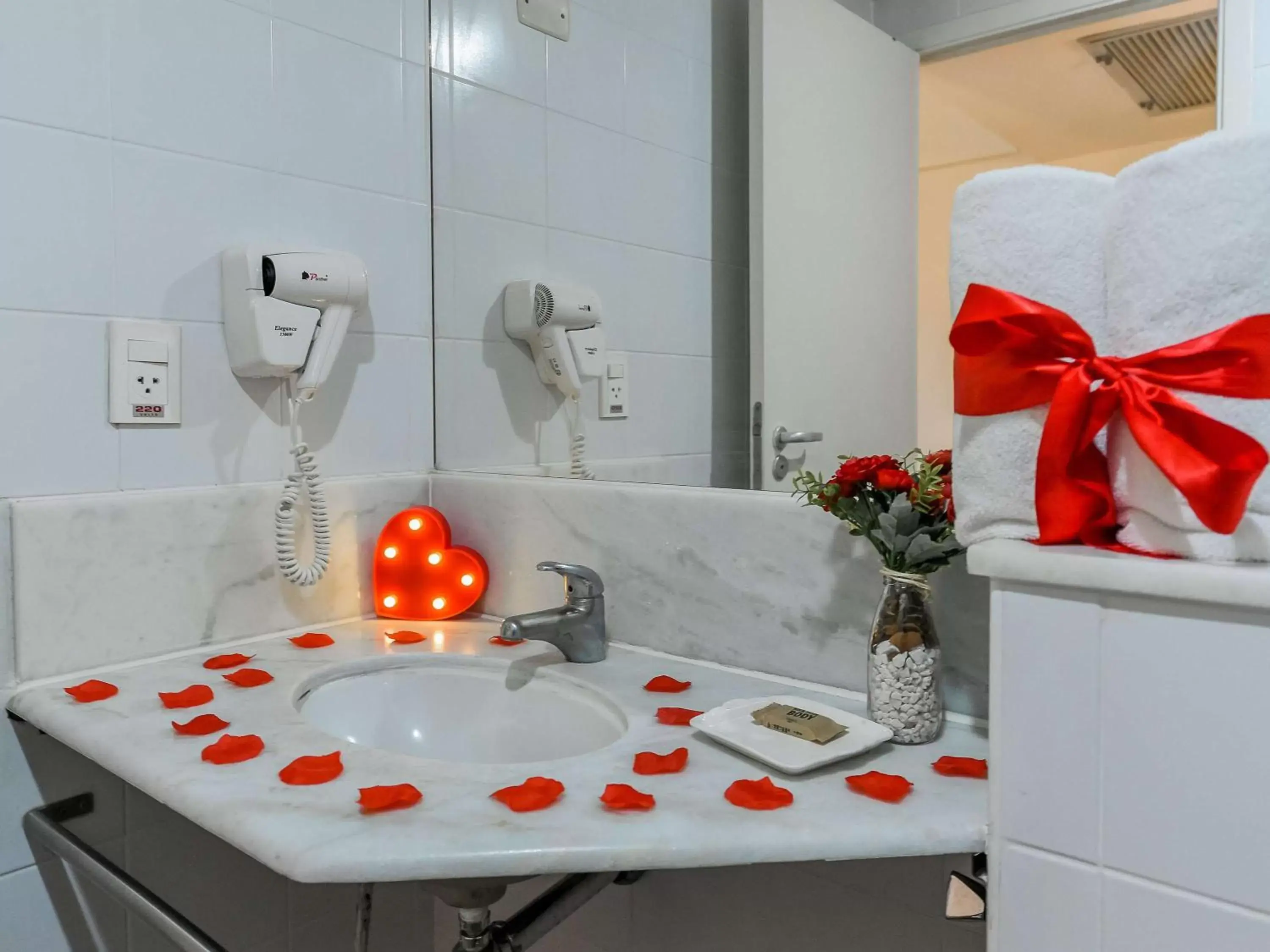 wedding, Bathroom in ibis Guarulhos Aeroporto