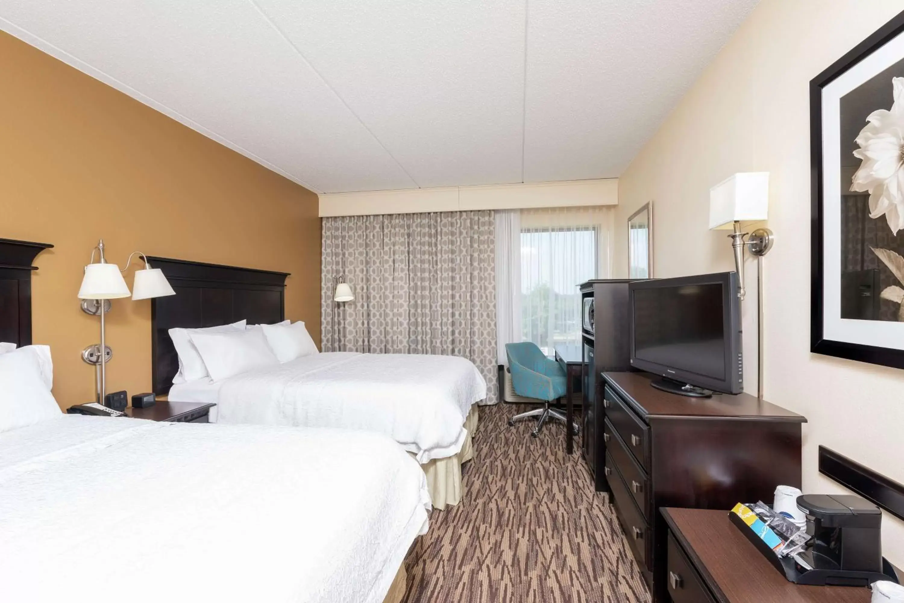 Bedroom, TV/Entertainment Center in Hampton Inn & Suites Cleveland-Airport/Middleburg Heights