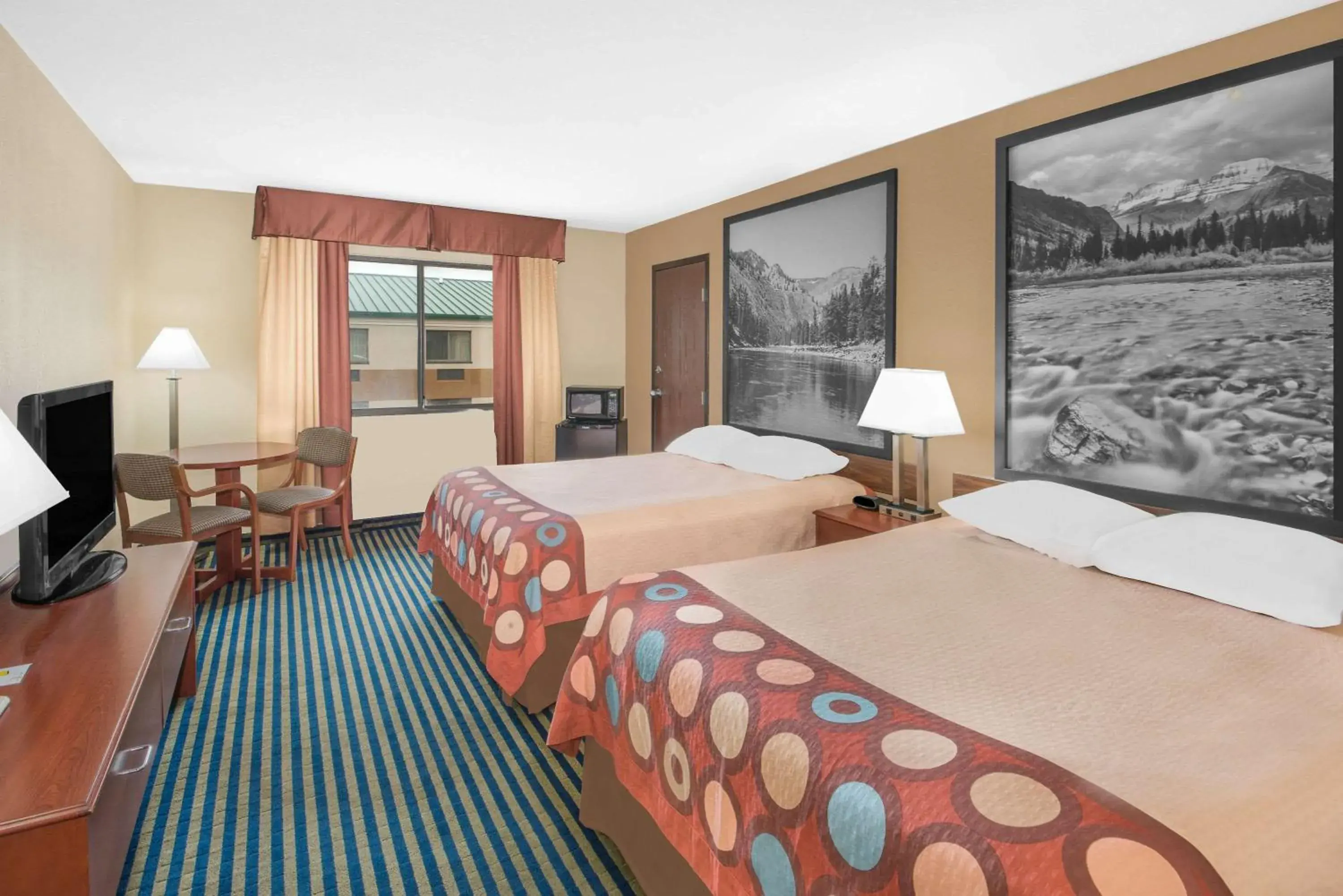 Photo of the whole room, Bed in Super 8 by Wyndham Marshalltown