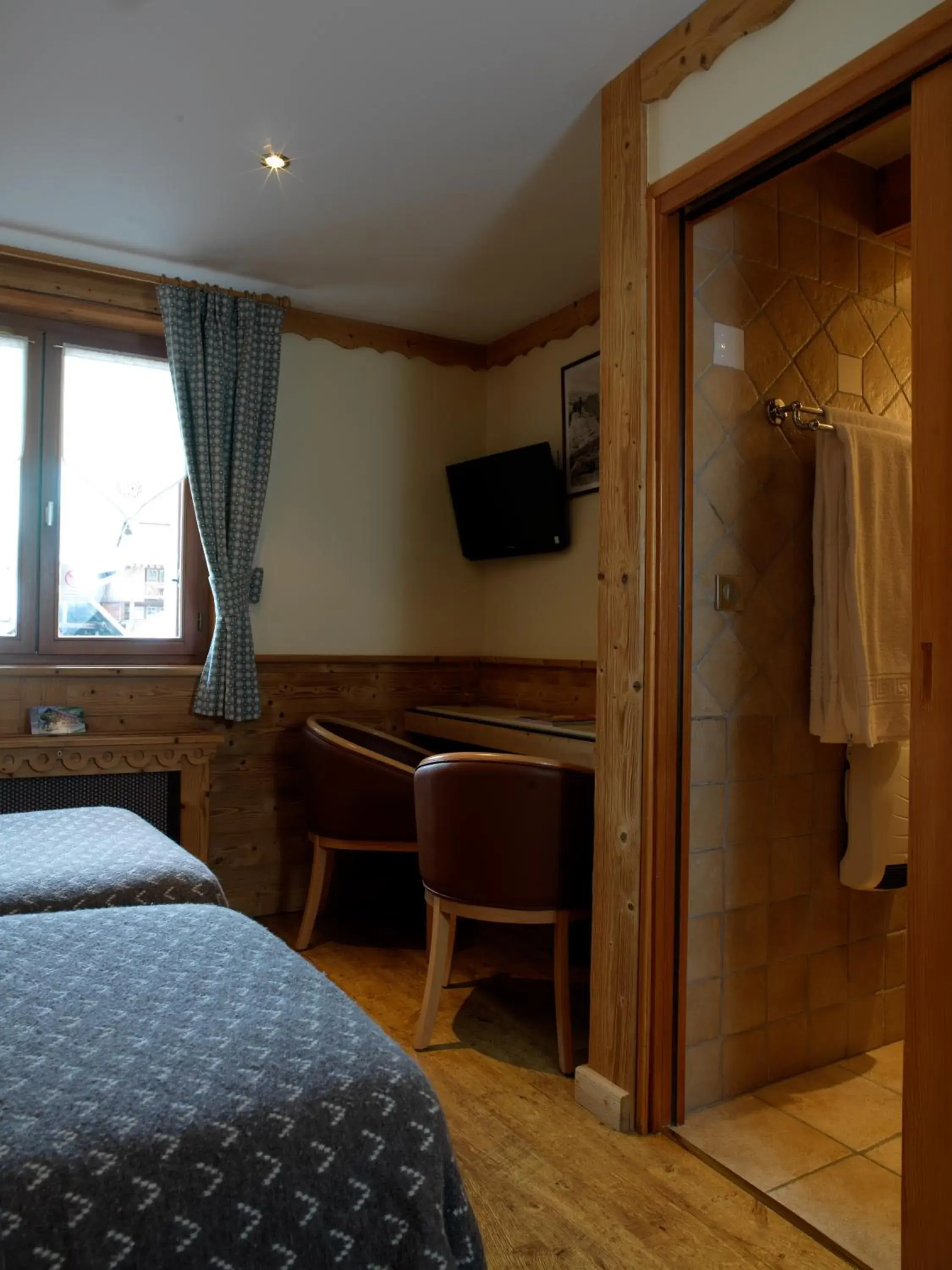 Photo of the whole room, Bed in Auberge du Manoir