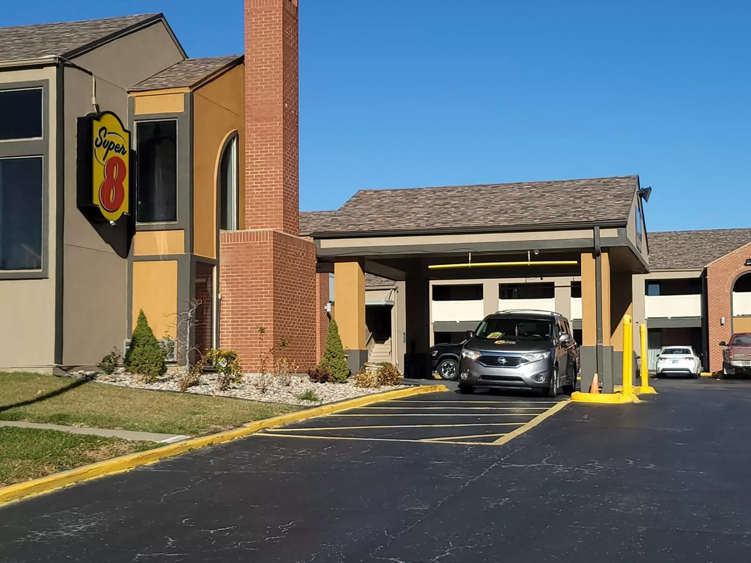 Facade/entrance, Property Building in Super 8 by Wyndham Kansas City Airport North