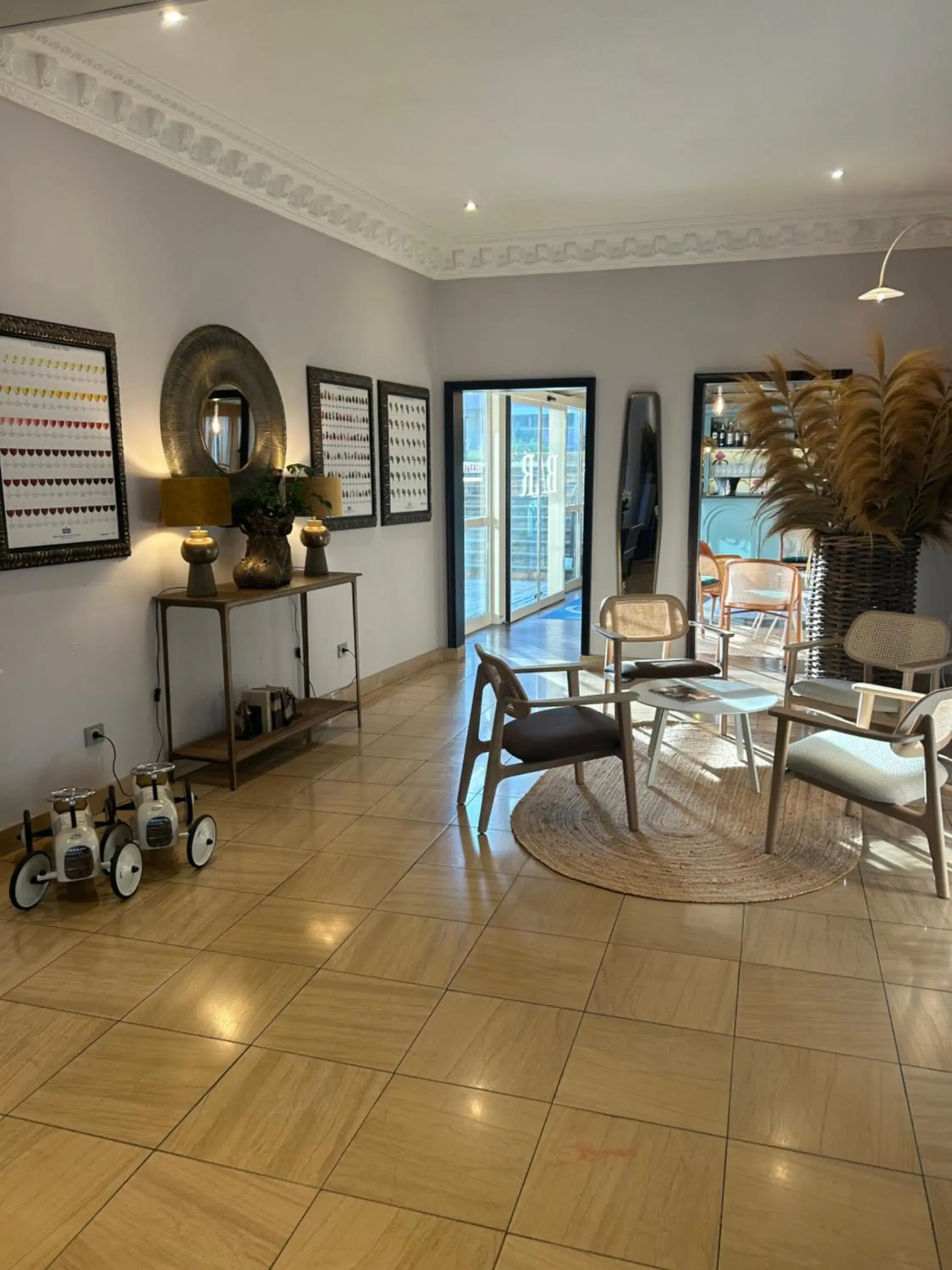 Lobby or reception in Hotel Henry Ii Beaune Centre