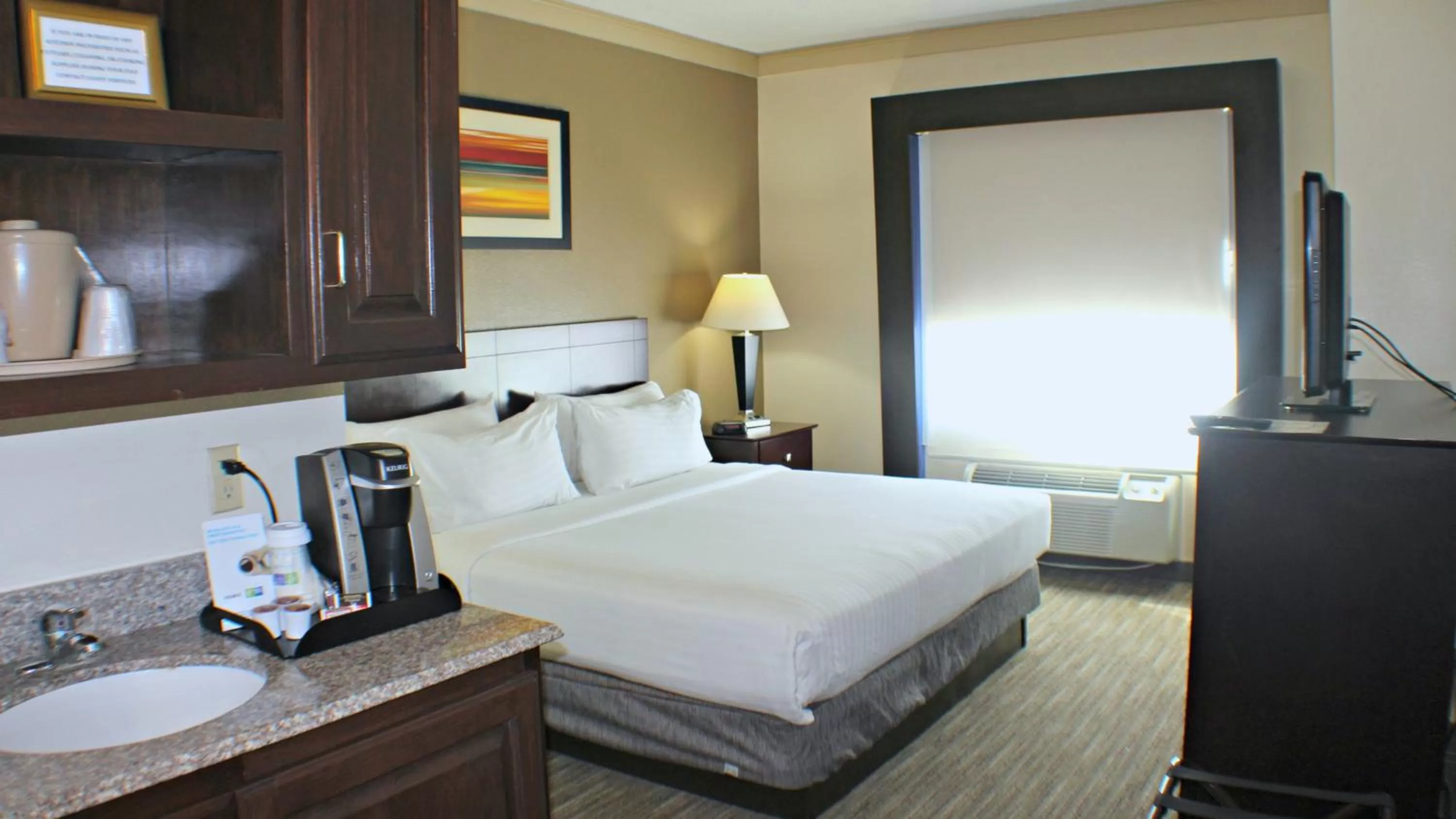 Photo of the whole room, Bed in Holiday Inn Express & Suites Plainview by IHG