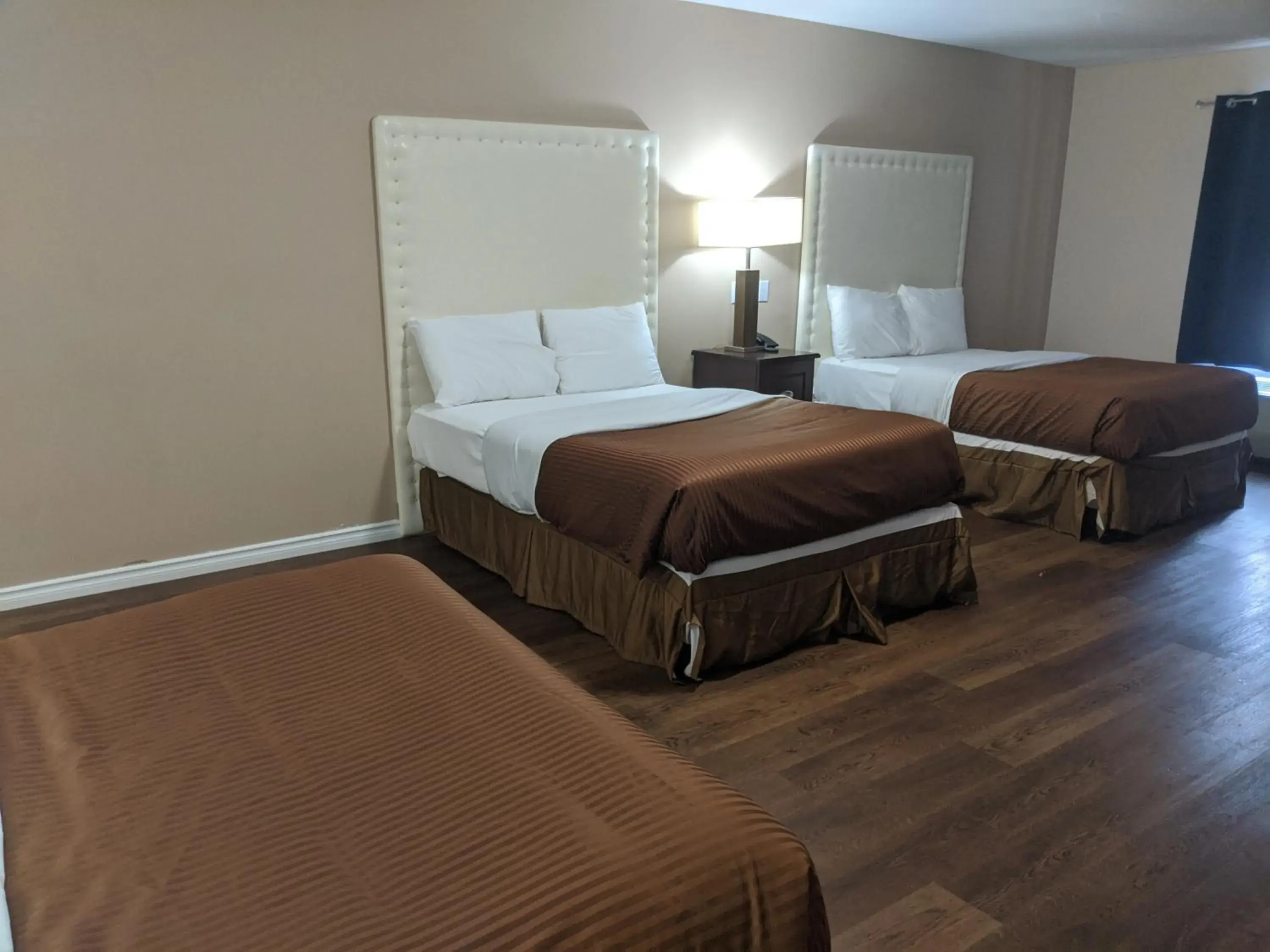 Bed in Falls Lodge & Suites