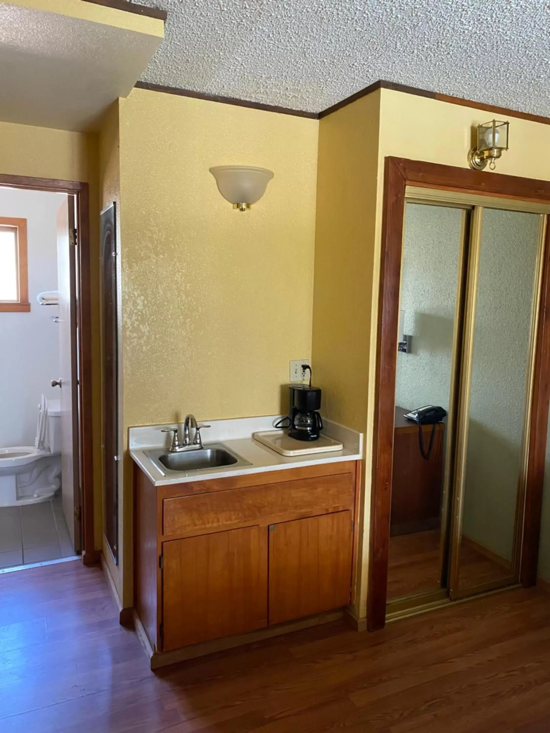 Coffee/tea facilities, Bathroom in Western Holiday Lodge