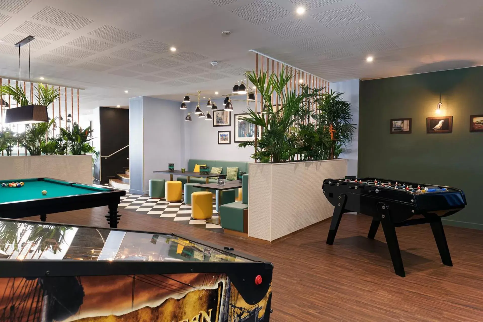 Lounge or bar, Billiards in Hôtel Birdy by Happyculture