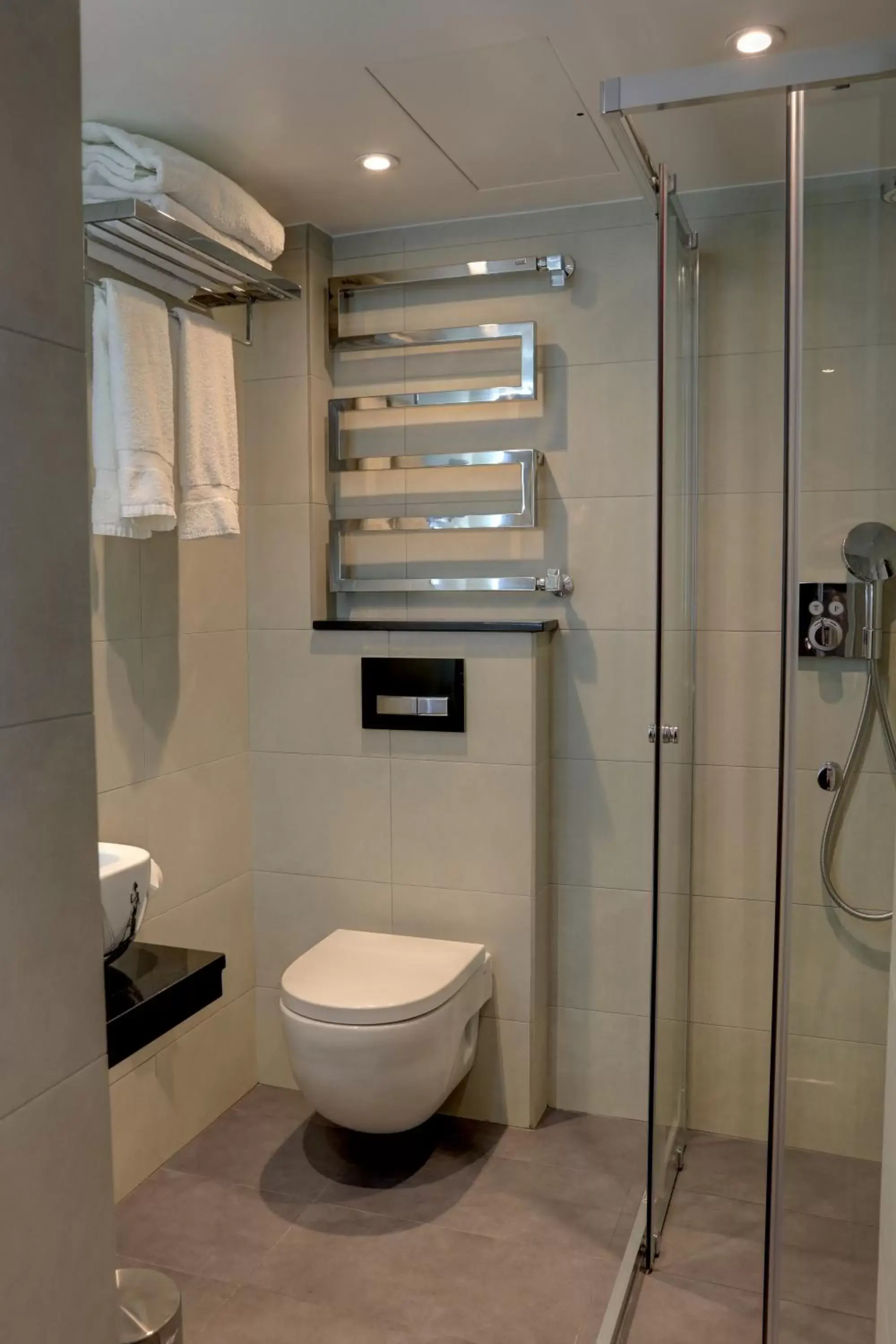 Shower, Bathroom in Best Western Plus Delmere Hotel