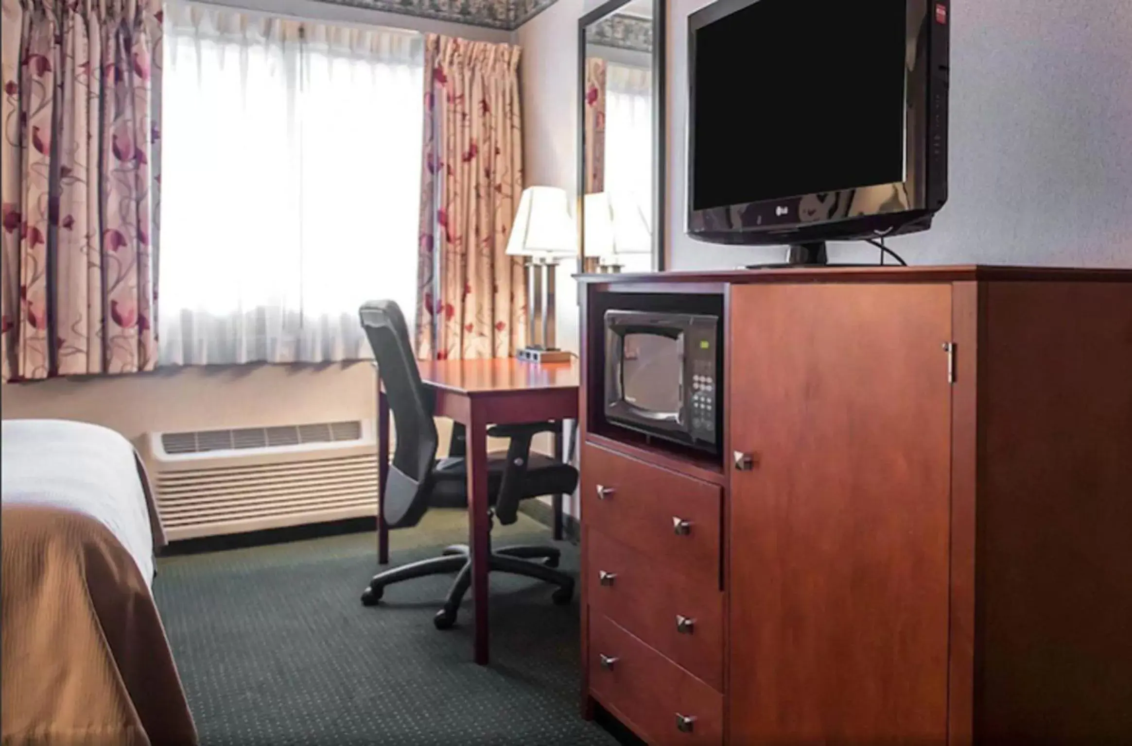 Queen Room - Mobility Accessible/Non-Smoking in Quality Inn