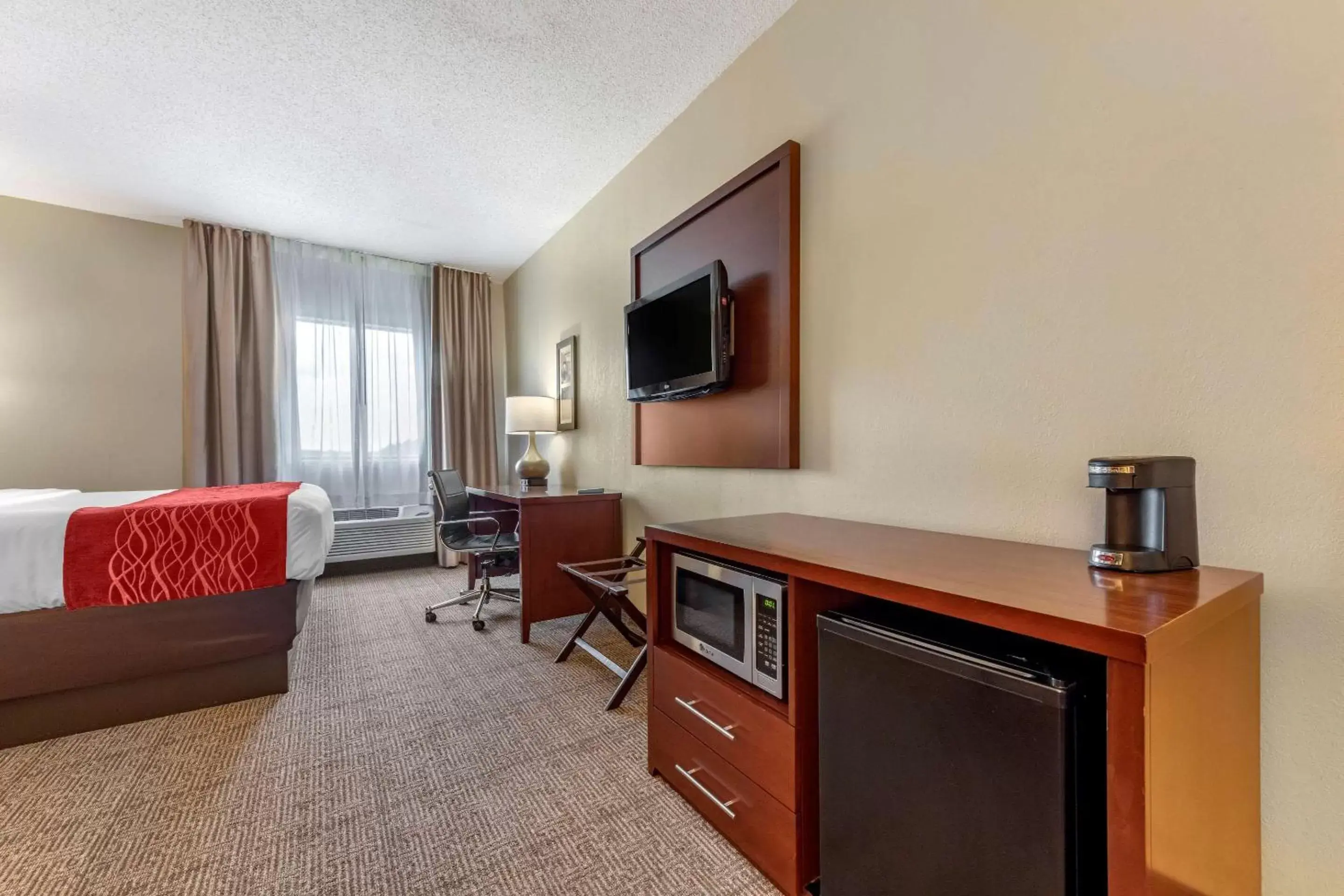 Photo of the whole room, TV/Entertainment Center in Comfort Inn & Suites Streetsboro - Kent