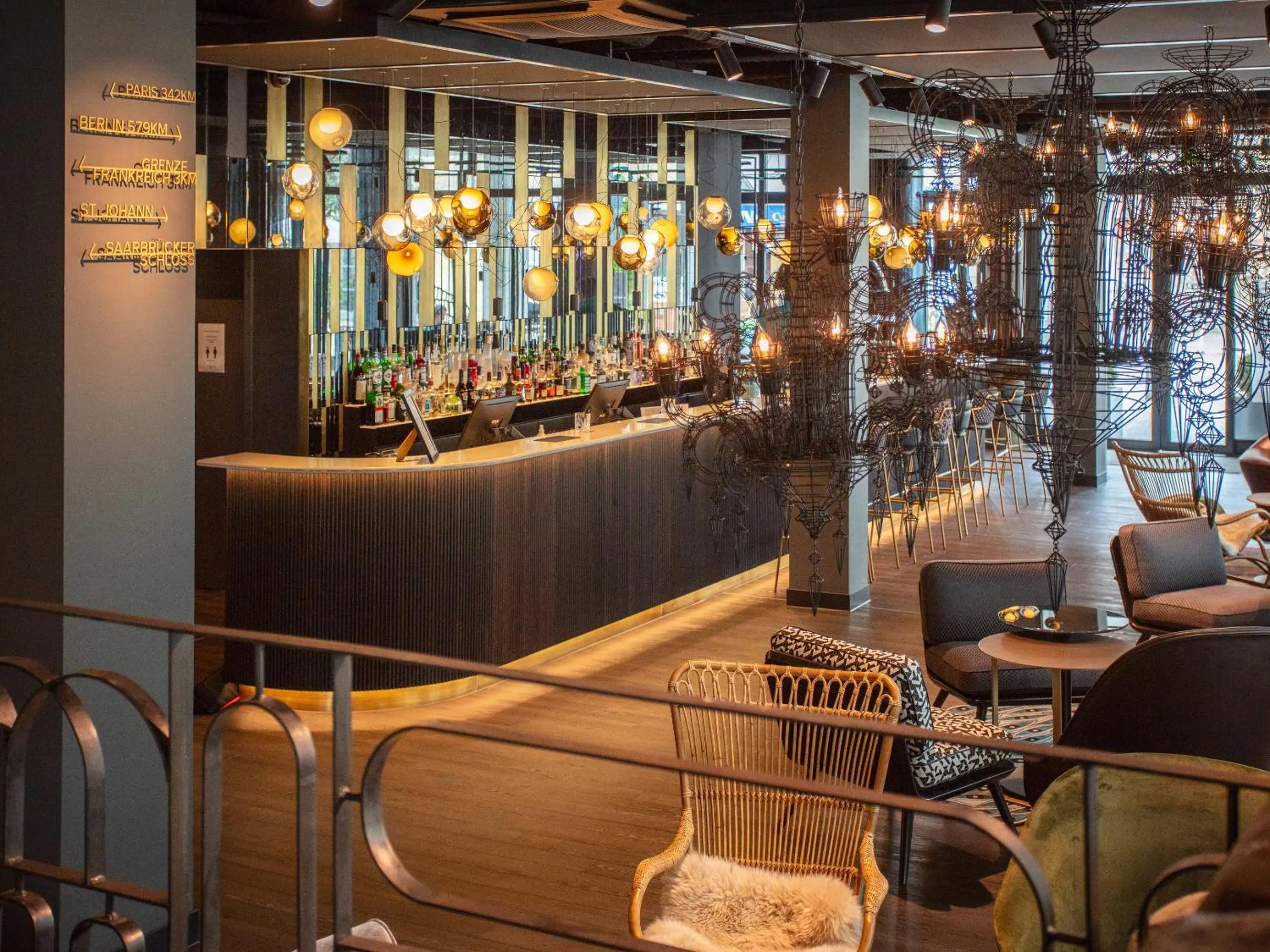 Lounge or bar in Motel One Saarbrücken