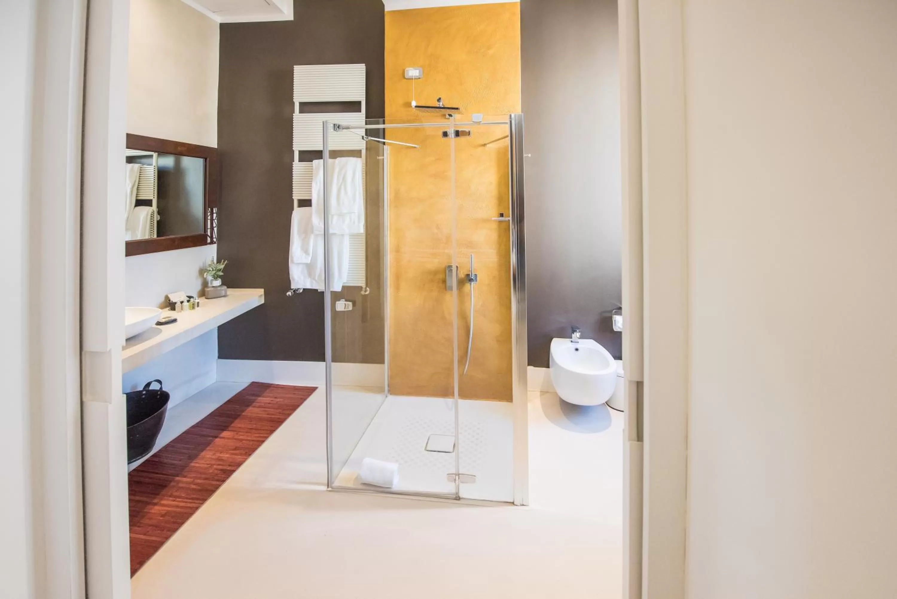 Shower in Piazza di Spagna 9