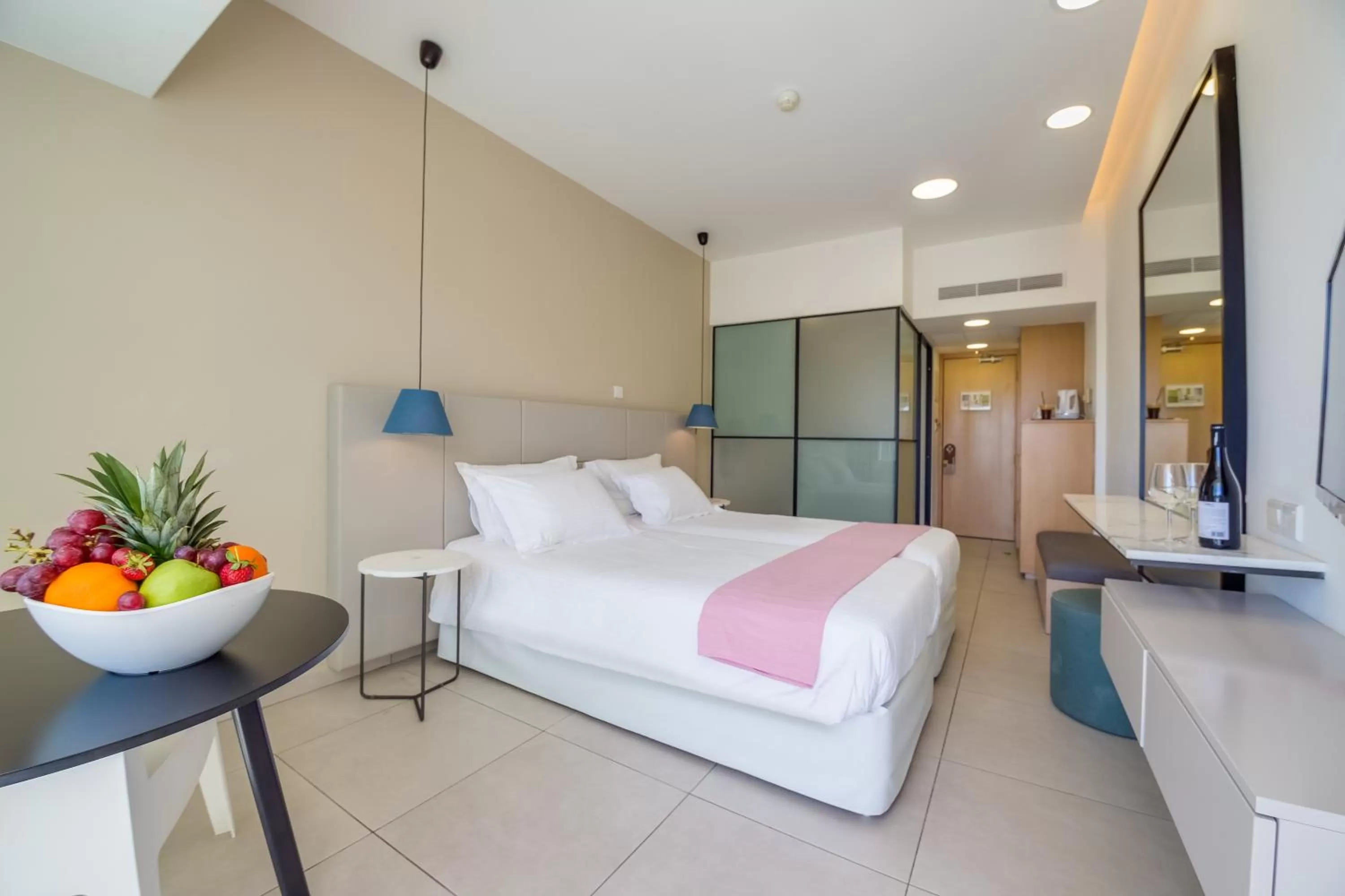 Photo of the whole room, Bed in Napa Mermaid Hotel & Suites