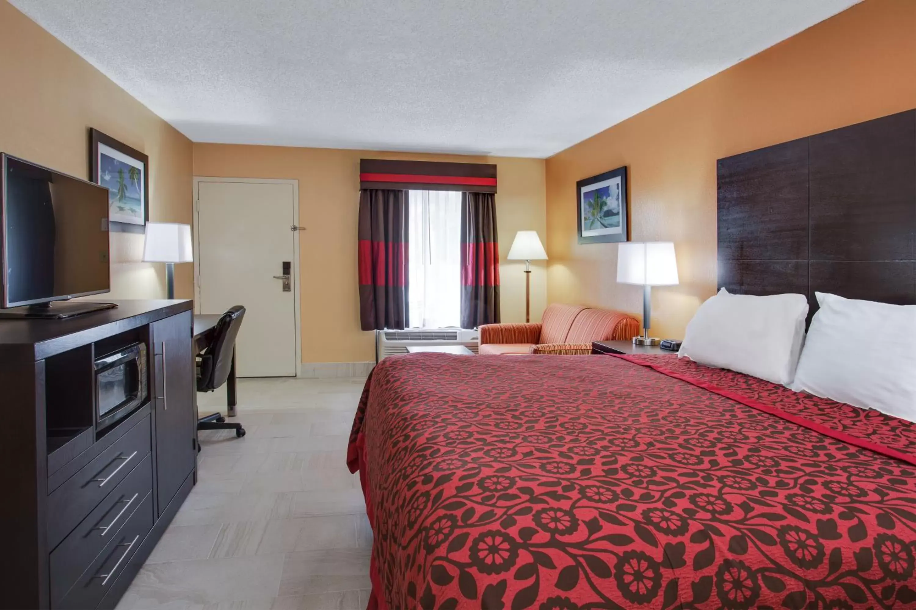 Bedroom, TV/Entertainment Center in Days Inn by Wyndham Sarasota Bay
