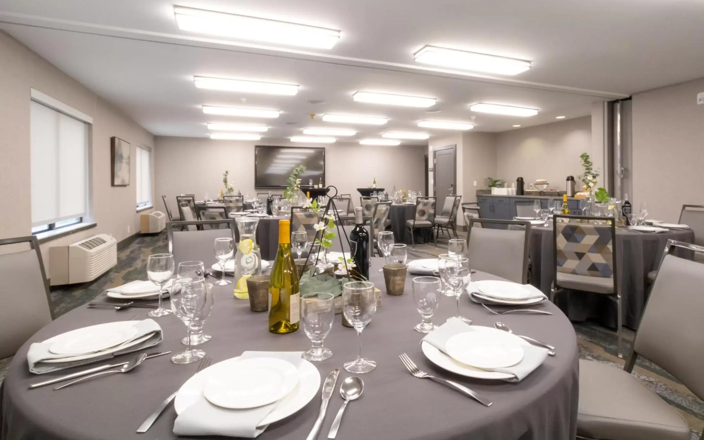 Meeting/conference room, Restaurant/Places to Eat in Oxford Suites Portland - Jantzen Beach