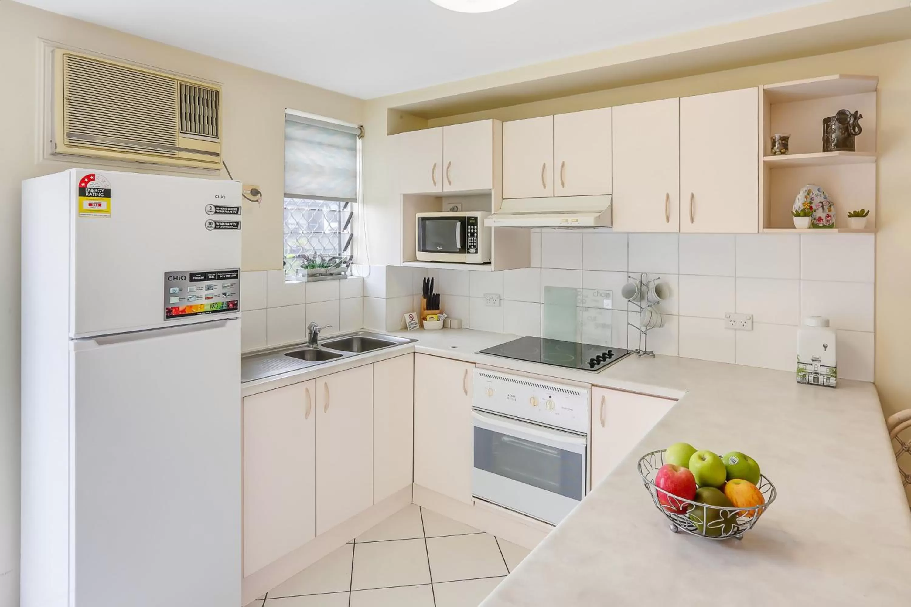 Kitchen or kitchenette in Koala Court Holiday Apartments