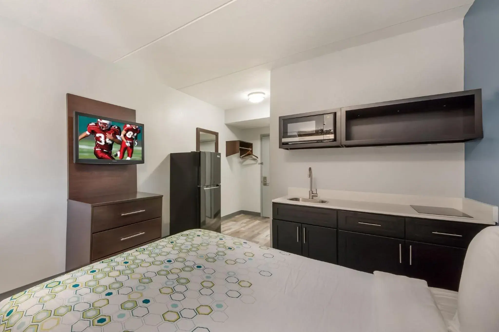 Bedroom, Kitchen/Kitchenette in HomeTowne Studios by Red Roof San Antonio - SeaWorld Northwest